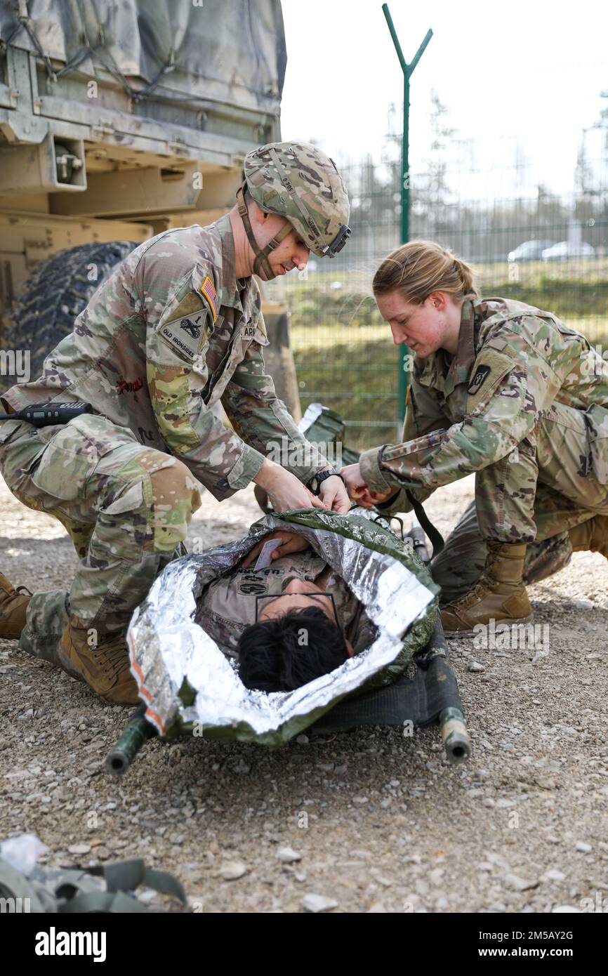 Les soldats de la 547th Medical Company (Area support), 62nd Medical Brigade, réagissent à un accident fictif lors d'un événement de formation de masse sur les victimes au joint multinational Readiness Centre à Hohenfels, Allemagne, le 17 février 2022. La Med 547th. Co. Est en Europe et soutient l'équipe de combat de la Brigade d'infanterie de 116th, la Garde nationale de l'Armée de Virginie, qui se prépare à se déployer dans les Balkans pour soutenir la mission de l'OTAN en cours dans la région. Banque D'Images