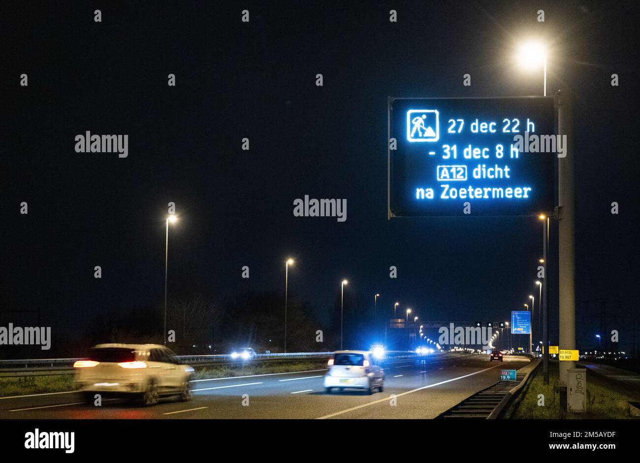 ZOETERMEER - Matrix des signes indiquent que le A12 est fermé à Zoetermeer. L'autoroute sera fermée jusqu'à 8 h sur 31 décembre. La municipalité retirera alors une partie du pont Nelson Mandela. ANP LEX VAN LIESHOUT pays-bas - belgique OUT Banque D'Images