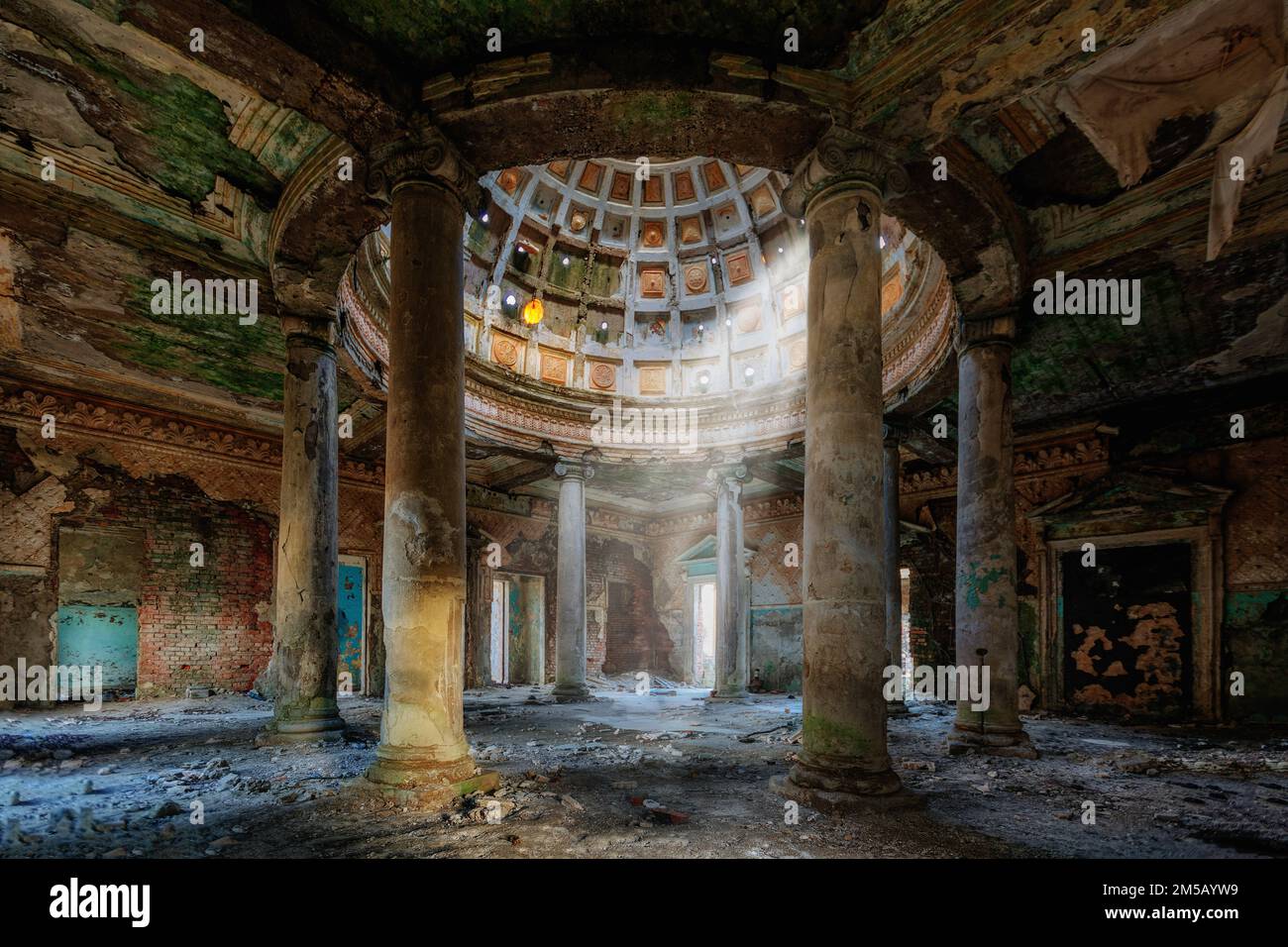 Intérieur d'un ancien palais en ruines avec colonnes et dôme. Banque D'Images