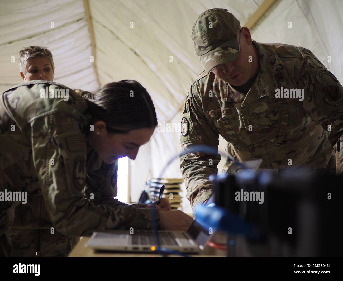 Le Sgt Reid Beveridge, maître principal, surintendant Agile Battle Lab du Commandement du combat aérien, et la classe Airman 1st Mia Hanna, analyste du renseignement de l'escadron des opérations 355th, discutent de la façon d'améliorer les capacités de communication dans les environnements austères à la base aérienne Davis-Monthan, en Arizona, le 17 février 2022. Le personnel de l'ACC ABL et de la GCC 5th s'est rendu à l'AFB de Davis-Monthan pour former et équiper l'escadron de chasseurs 354th de nouveaux outils afin d'améliorer les capacités de commandement, de contrôle et de communication pendant l'emploi de combat Agile. Banque D'Images