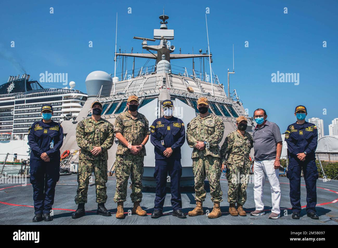 220217-N-GF955-1029 CARTAGENA (Colombie) - (le 17 février 2022) -- marins affectés du navire de combat littoral Freedom-variant USS Billings (LCS 15) Prenez une photo de groupe avec des marins de la marine colombienne sur le FO’celle lors d’une visite du navire, le 17 février 2022. Billings est déployé dans la zone d’opérations de la flotte américaine 4th afin d’appuyer la mission de la Force opérationnelle interagences conjointe Sud, qui comprend des missions de lutte contre le trafic de drogues illicites dans les Caraïbes et le Pacifique oriental. Banque D'Images