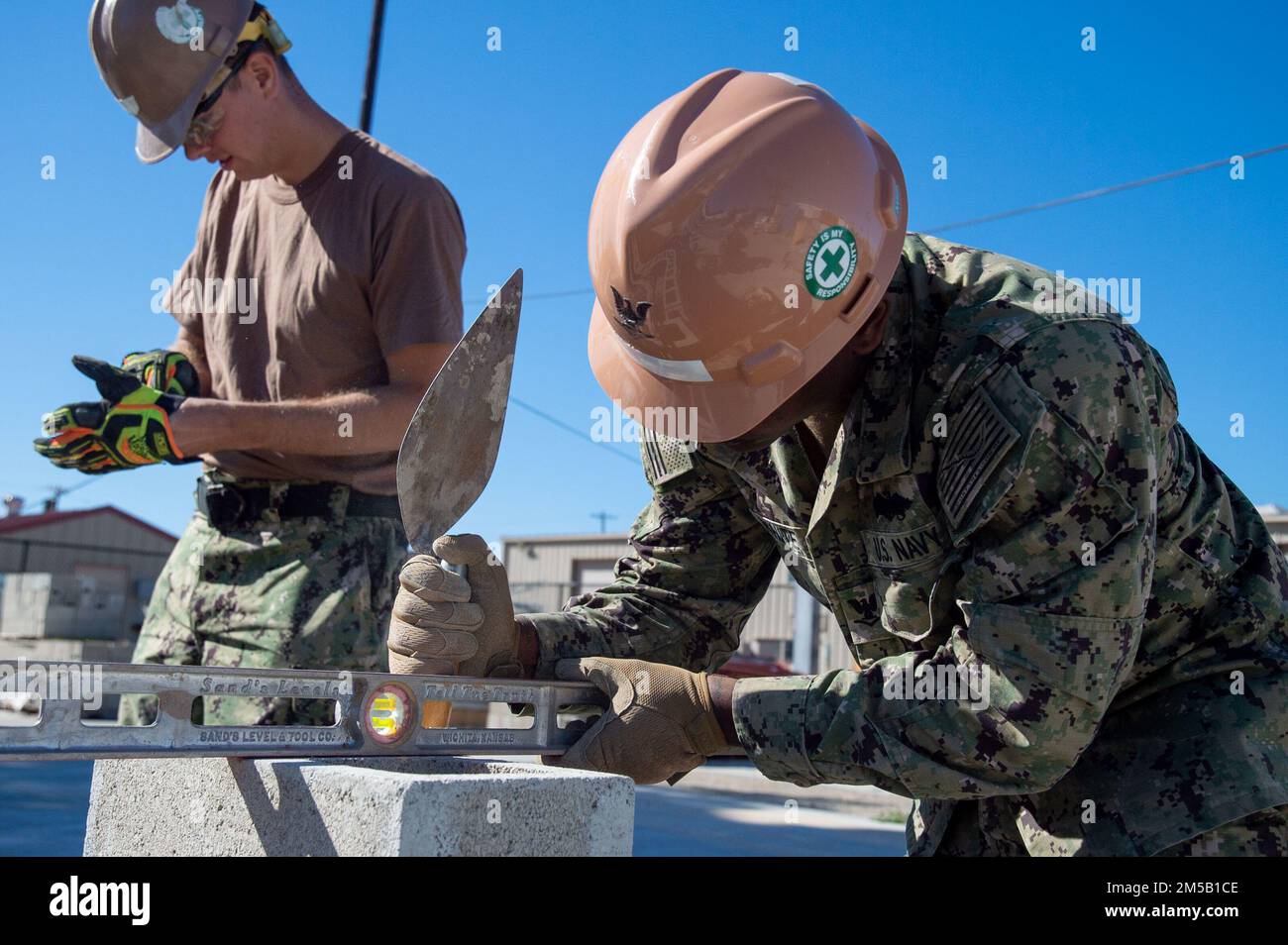 220216-N-MQ841-1008 PORT HUENEME, CALIFORNIE (16 février 2022) le constructeur 3rd classe Alonso White, affecté au NMCB (Naval Mobile Construction Battalion) 5, s'assure que les blocs d'unité de maçonnerie sont nivelés pour la construction d'un mur extérieur lors d'un entraîneur technique de maçonnerie à bord de la base navale du comté de Ventura Port Hueneme, Californie, le 16 février 2022. États-Unis Les Seabees de la Marine avec NMCB-5 sont domiciliés à Port Hueneme. Ils s'entraînent sur la construction de haute qualité, la logistique expéditionnaire et les opérations de combat pour exécuter des projets de construction et d'ingénierie pour les opérations de combat majeures, les interventions en cas de catastrophe et Banque D'Images