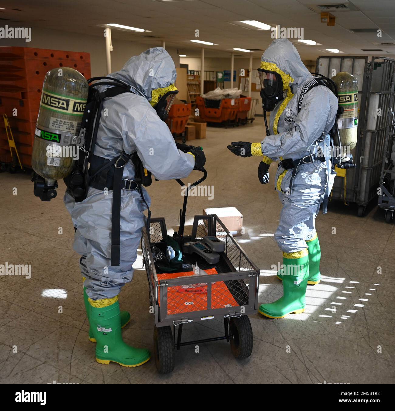 ÉTATS-UNIS Tech. De la Force aérienne Le Sgt Lauren Yancy (à gauche), NCOIC de gestion des urgences, et le Senior Airman Dexter Poole, gestionnaire des urgences, du 633d Squadron du génie civil, se préparent à inspecter un colis suspect lors d'un exercice chimique, biologique, radiologique et nucléaire à la base conjointe Langley-Eustis, en Virginie, le 17 février 2022. Le personnel de Langley a exécuté plusieurs protocoles et procédures de sécurité pendant son travail Banque D'Images