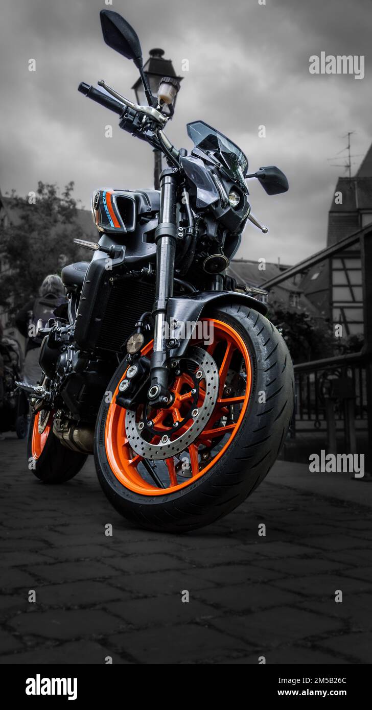 Une couleur sélective de la roue orange de moto Yamaha MT-09, prise de vue  en niveaux de gris Photo Stock - Alamy