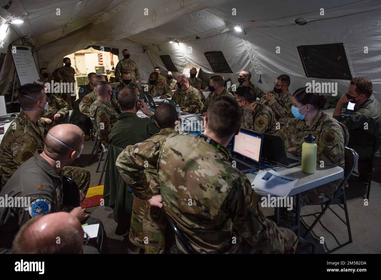 ÉTATS-UNIS Les aviateurs de la Force aérienne de la 366th Escadre de chasseurs, C2 (commandement et contrôle) mettent à jour le commandant dans le cadre d'un exercice d'emploi au combat Agile à la base aérienne de Mountain Home, Idaho, le 17 février 2022. L'élément de force C2 d'une aile de plomb s'entraîne à fusionner avec les structures existantes du joint C2 et à fournir un expéditionnaire C2 pour les forces subordonnées dans un environnement contesté. Banque D'Images