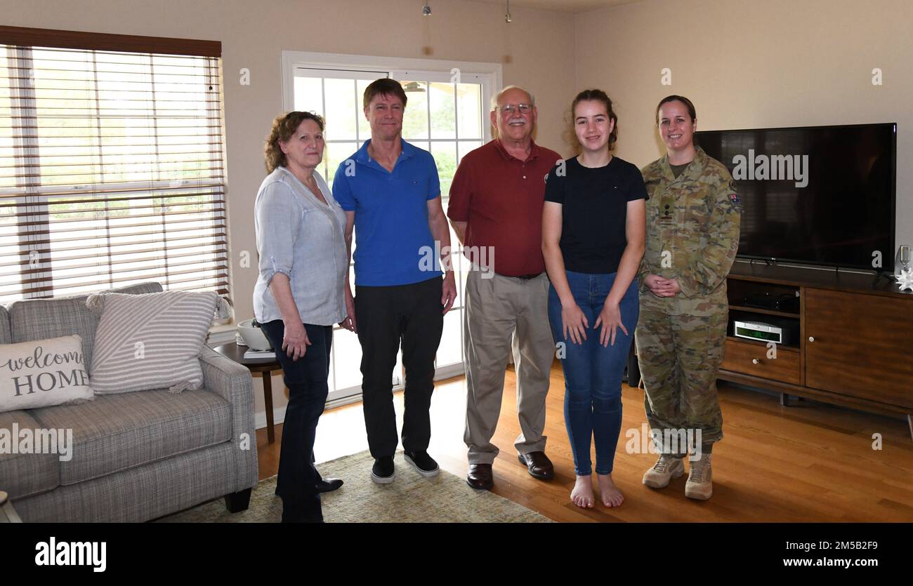 Le lieutenant-colonel Helen Mammino, officier de liaison australien aux États-Unis Le Centre d'excellence de l'aviation militaire, son mari Marty et leur fille Kate représentent une photo avec Harriet et George Schmitz, un couple local qui se porte volontaire pour des familles militaires internationales le 17 février 2022. Banque D'Images