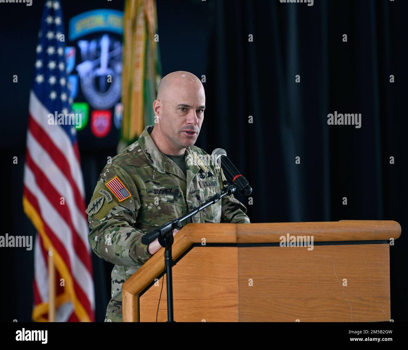 Le lieutenant-colonel Patrick Toohey, commandant, 4th Bataillon, 1st Groupe spécial d'entraînement à la guerre (aéroporté) parle lors d'une première formation régimentaire à fort Bragg, en Caroline du Nord, en 17 février 2022. La cérémonie a marqué l'achèvement du cours de qualification des forces spéciales où les soldats ont gagné l'honneur de porter le béret vert, le harnais officiel des forces spéciales. Banque D'Images