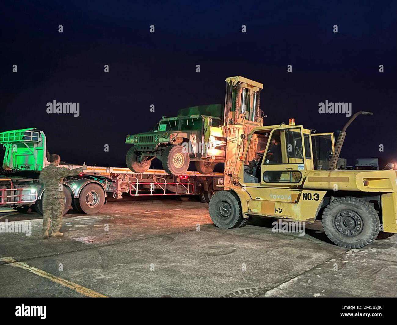 Les soldats du 2nd Bataillon, 25th Aviation Regiment, 25th Infantry Division, effectuent des opérations de chargement de véhicules le 18 février 2022 dans le cadre de l'exercice Cobra Gold 2022 dans la province de Lophuri du Royaume de Thaïlande. Cobra Gold 2022 est la version 41st de l'exercice international de formation qui soutient la préparation et met l'accent sur la coordination de l'action civique, de l'aide humanitaire et des secours en cas de catastrophe. Du 22 février au 4 mars 2022, cet événement annuel sur la sécurité du théâtre qui se déroule dans divers endroits du Royaume de Thaïlande augmente la capacité, la capacité et l'interopérabilité Banque D'Images