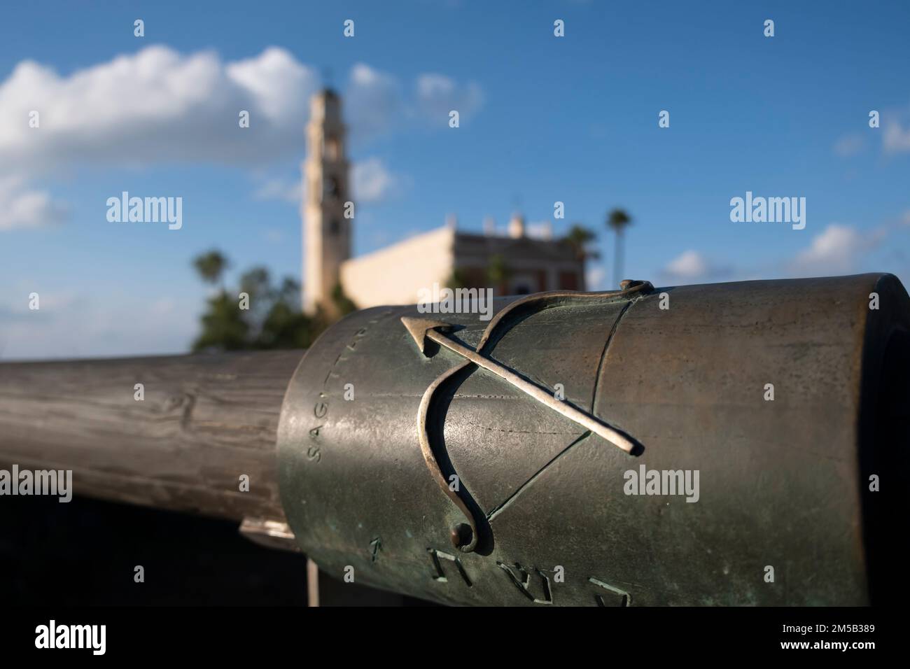 Relief du signe astrologique Sagittaire dans le bannister du 'Pont de souhaitant' avec l'église Saint-Pierre en arrière-plan, Old Jaffa Israël Banque D'Images