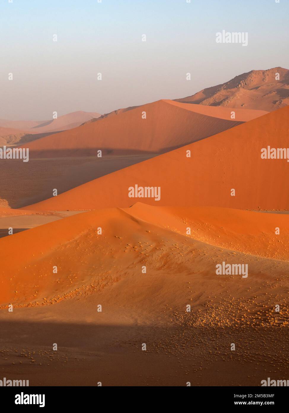 Vue depuis la Dune 45 au parc national de Sesriem désert de Sossousvlei en Namibie au coucher du soleil Banque D'Images