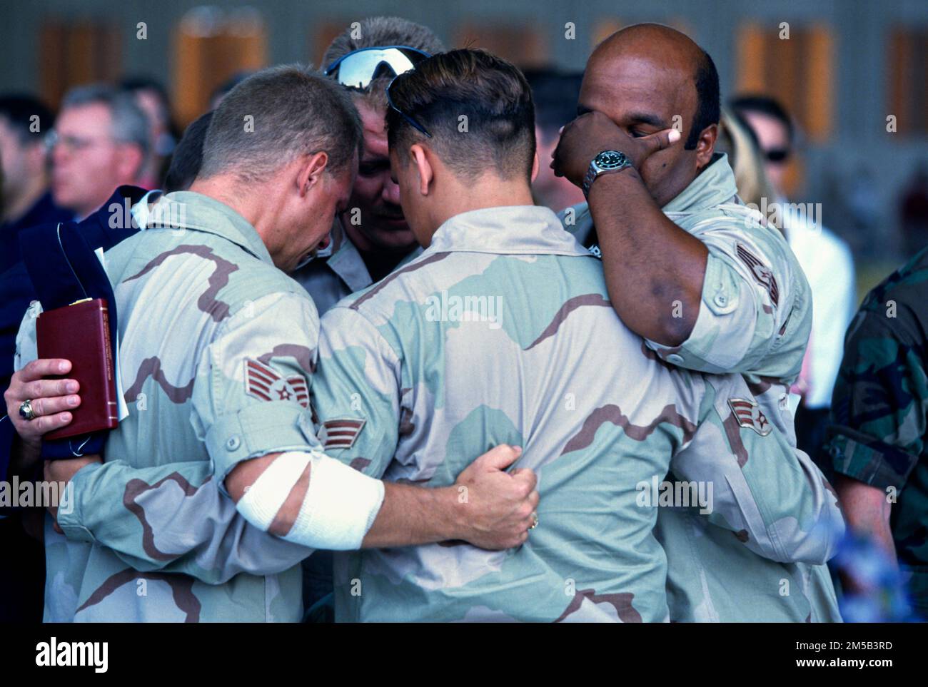 Fort Walton Beach, États-Unis. 17 avril 2010. L'aviateur de l'armée de l'air américaine s'étonne lors d'un service commémoratif pour les dix-neuf membres du service tués lors de l'attentat terroriste perpétré dans les tours Khobar, à la base aérienne d'Eglin, à 30 juin 1996, à fort Walton Beach, en Floride. L'attaque sur les quartiers vivants utilisés par les forces de la coalition a tué 19 personnes et en a blessé 498. Banque D'Images