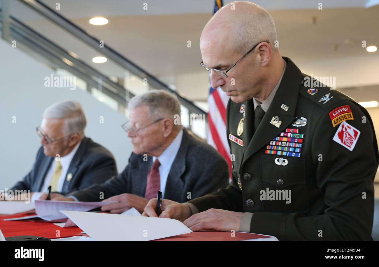 Colonel Scott S. Preston, commandant, Tulsa District, États-Unis Corps des ingénieurs de l'armée; le sénateur Jim Inhofe des États-Unis Le sénateur de l'État d'Oklahoma et le maire George Pankonin de la ville d'Enid signent un accord sur l'eau entre le district de Tulsa et la ville d'Enid pour allouer le stockage de l'eau du lac Kaw à la ville d'Enid. L'accord sur l'eau aidera la ville d'Enid à répondre à ses besoins d'approvisionnement en eau. Le district de Tulsa a plus d'accords de stockage d'eau que tout autre district de l'USACE avec 60 pour cent. Banque D'Images