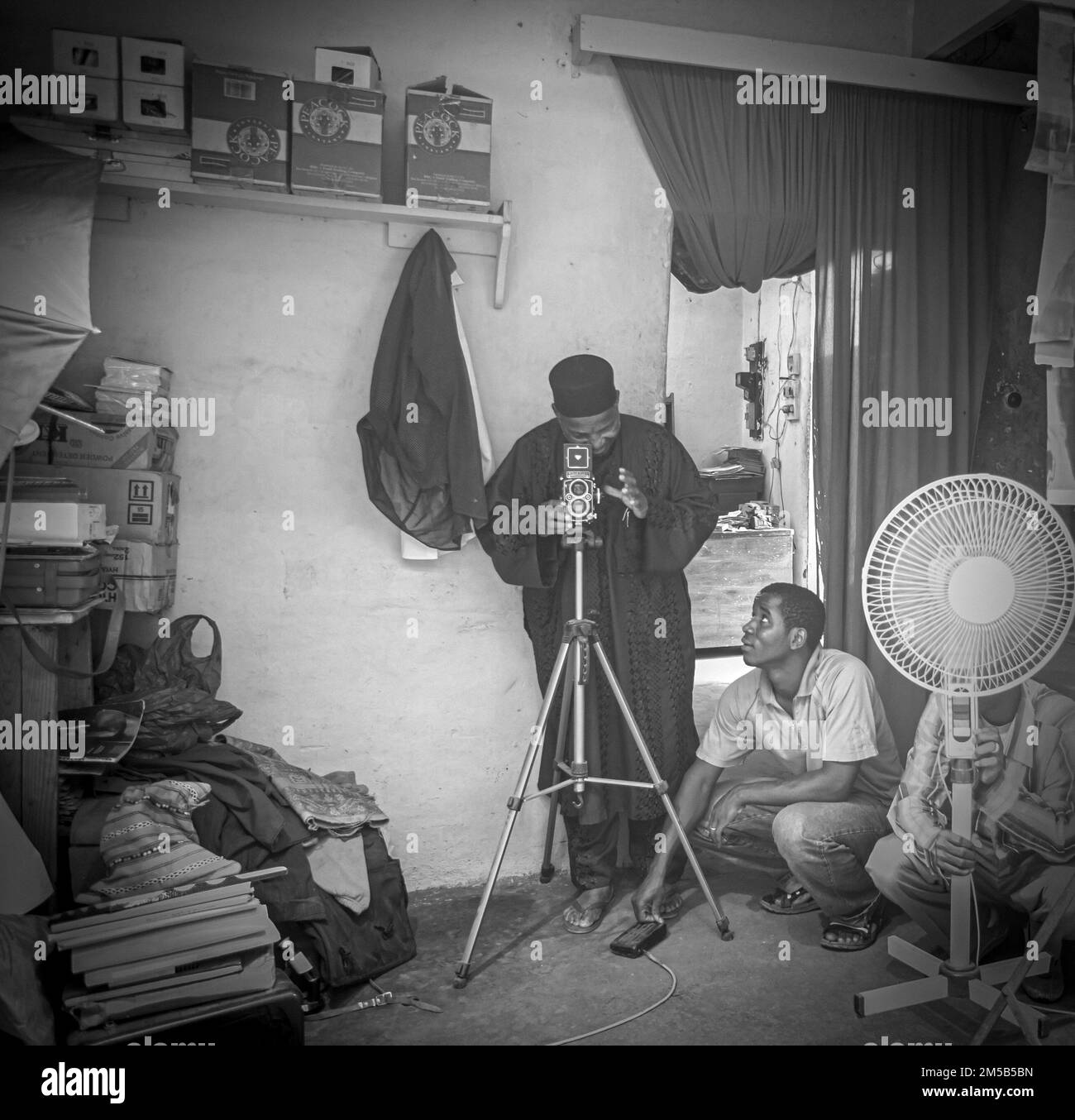 Malick Sidibé prenant des photos dans son studio , Bamako, Mali Banque D'Images