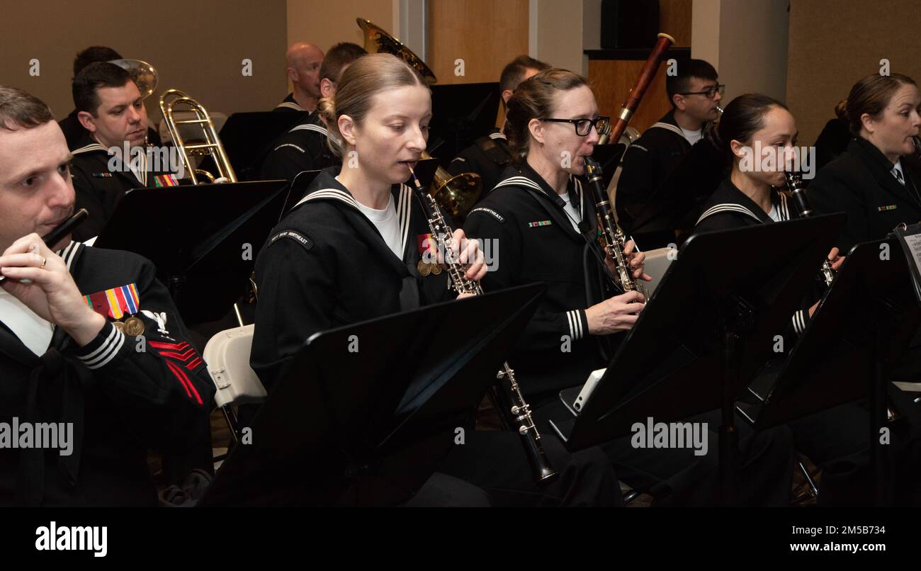 NEWPORT, RI (18 février 2022) les musiciens de la bande de la Marine du Nord-est se produisent lors de la cérémonie de remise des diplômes de classe 06-22 de l'École des candidats à l'emploi (OCS) au Commandement de la formation des officiers Newport (OTCN), Rhode Island, le 18 février. OCS développe des civils et des marins de la flotte en officiers nouvellement commissionnés moralement, mentalement et physiquement tout en les inculquant avec les idéaux les plus élevés d'honneur, de courage et d'engagement pour le service dans la flotte en tant qu'officiers de la marine. Banque D'Images