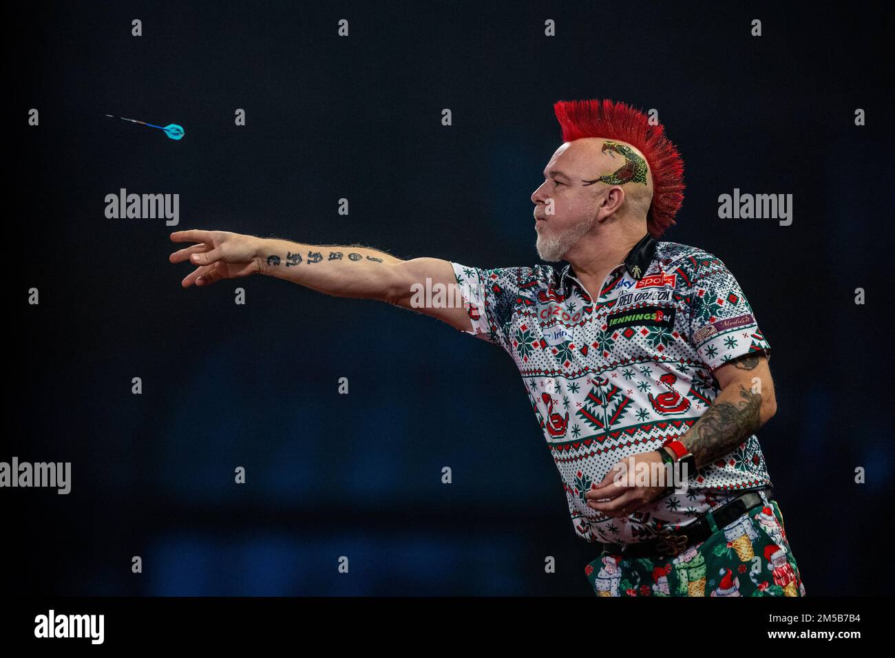 Peter Wright en action pendant le dixième jour du Championnat du monde des fléchettes de Cazoo à Alexandra Palace, Londres. Date de la photo: Mardi 27 décembre 2022. Banque D'Images