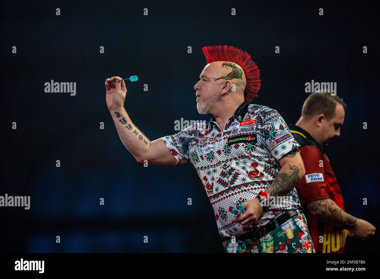 Peter Wright et Kim Huybrechts pendant le dixième jour du Championnat du monde des fléchettes de Cazoo à Alexandra Palace, Londres. Date de la photo: Mardi 27 décembre 2022. Banque D'Images