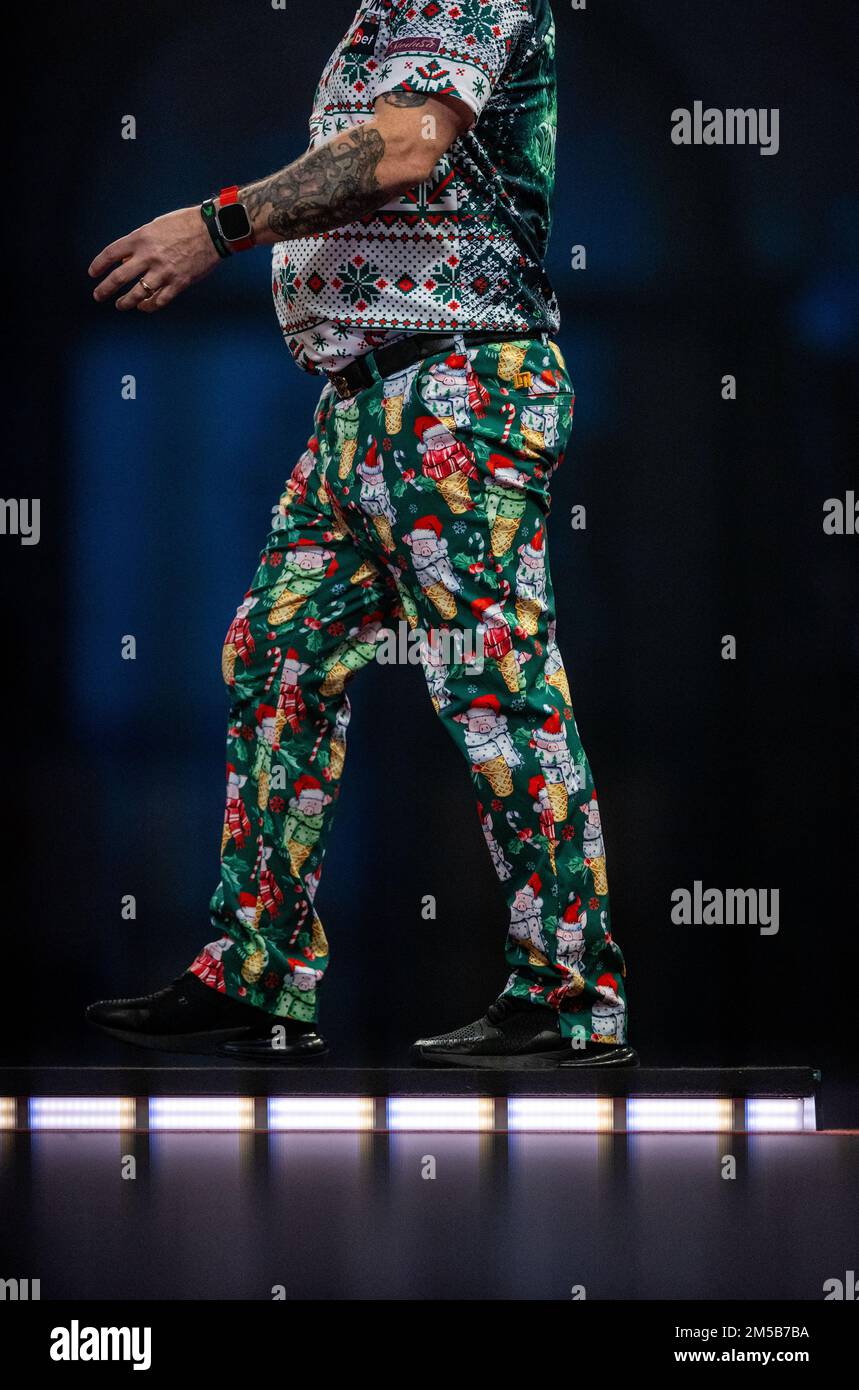 Pantalon coloré de Peter Wright pendant le dixième jour du Championnat du monde des fléchettes de Cazoo à Alexandra Palace, Londres. Date de la photo: Mardi 27 décembre 2022. Banque D'Images