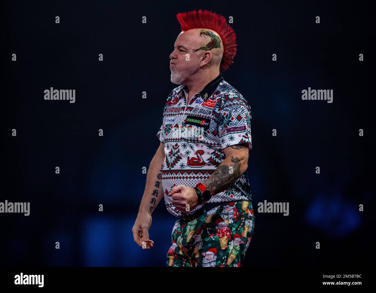 Peter Wright réagissant pendant le dixième jour du Championnat du monde des fléchettes de Cazoo à Alexandra Palace, Londres. Date de la photo: Mardi 27 décembre 2022. Banque D'Images