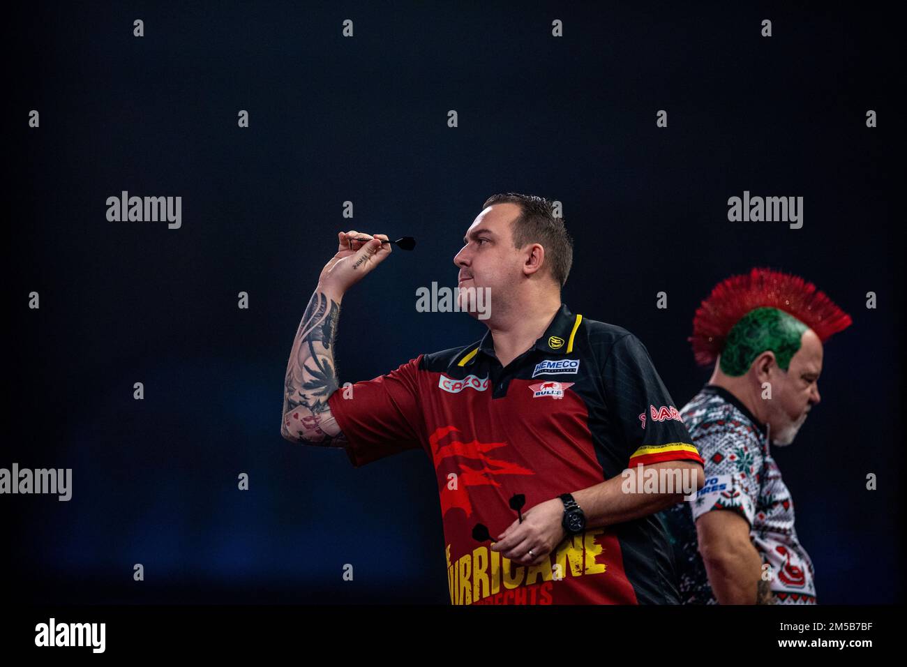 Kim Huybrechts et Peter Wright pendant la dixième journée du Championnat du monde des fléchettes de Cazoo à Alexandra Palace, Londres. Date de la photo: Mardi 27 décembre 2022. Banque D'Images