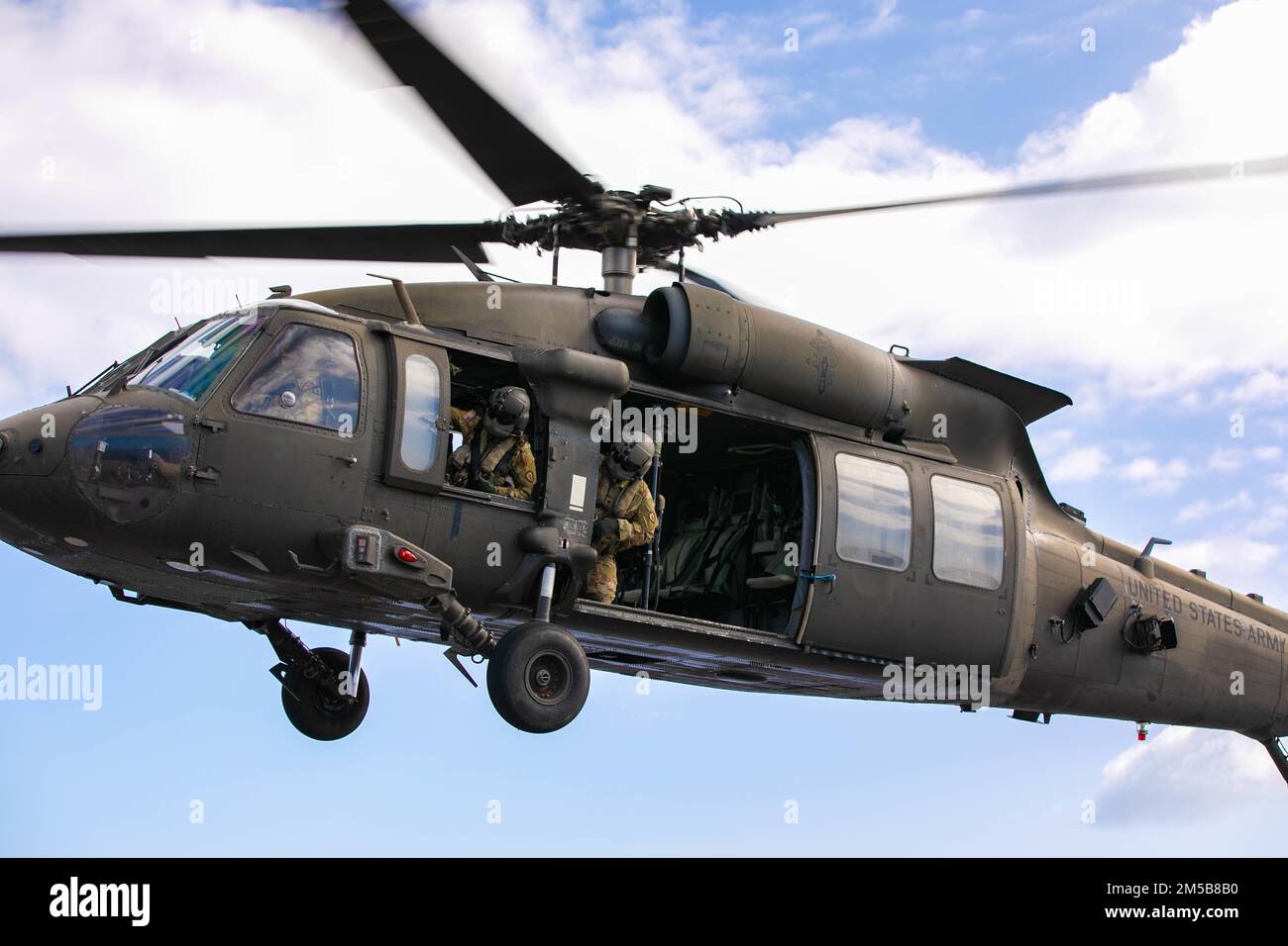 A ÉTATS-UNIS L'armée UH-60M Black Hawk survole l'USS Pearl Harbor le 18 février 2022 dans l'océan Pacifique dans le cadre de l'entraînement. La formation en service conjoint faisait partie d'une qualification d'atterrissage en pont tenue pour maintenir la compétence à l'appui des missions maritimes dans la région Indo-Pacifique. Banque D'Images