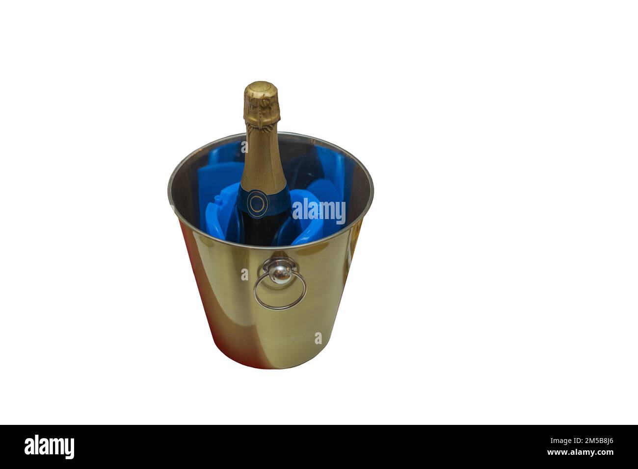 Vue rapprochée d'une bouteille de champagne dans un seau spécial isolé sur fond blanc. Banque D'Images
