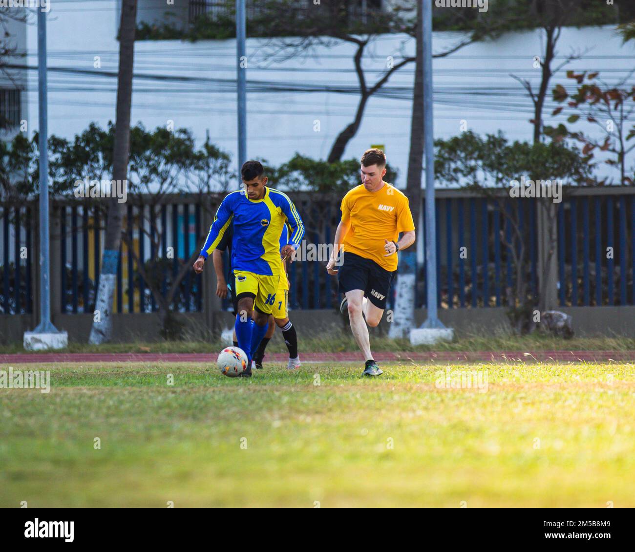 220218-N-GF955-2046 BASE NAVALE ARC BOLIVAR (Colombie) - (18 février 2022) -- Lt. j.g. Colin long affecté au navire de combat littoral Freedom-variant USS Billings (LCS 15) joue dans un match de football avec les marins de la marine colombienne à la base navale ARC Bolivar, Colombie, 18 février 2022. Billings est déployé dans la zone d’opérations de la flotte américaine 4th afin d’appuyer la mission de la Force opérationnelle interagences conjointe Sud, qui comprend des missions de lutte contre le trafic de drogues illicites dans les Caraïbes et le Pacifique oriental. Banque D'Images