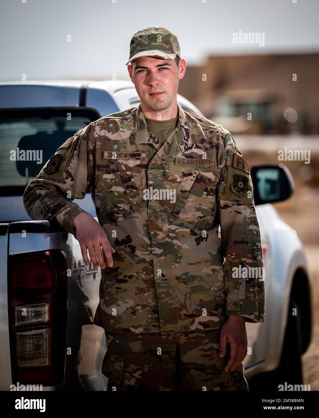 Première classe d'Airman Matthew Ordowsky, membre de l'équipe de protection de l'escadron du génie civil expéditionnaire du 332D septembre, pose un portrait en Asie du Sud-Ouest, le 18 février 2022. Banque D'Images