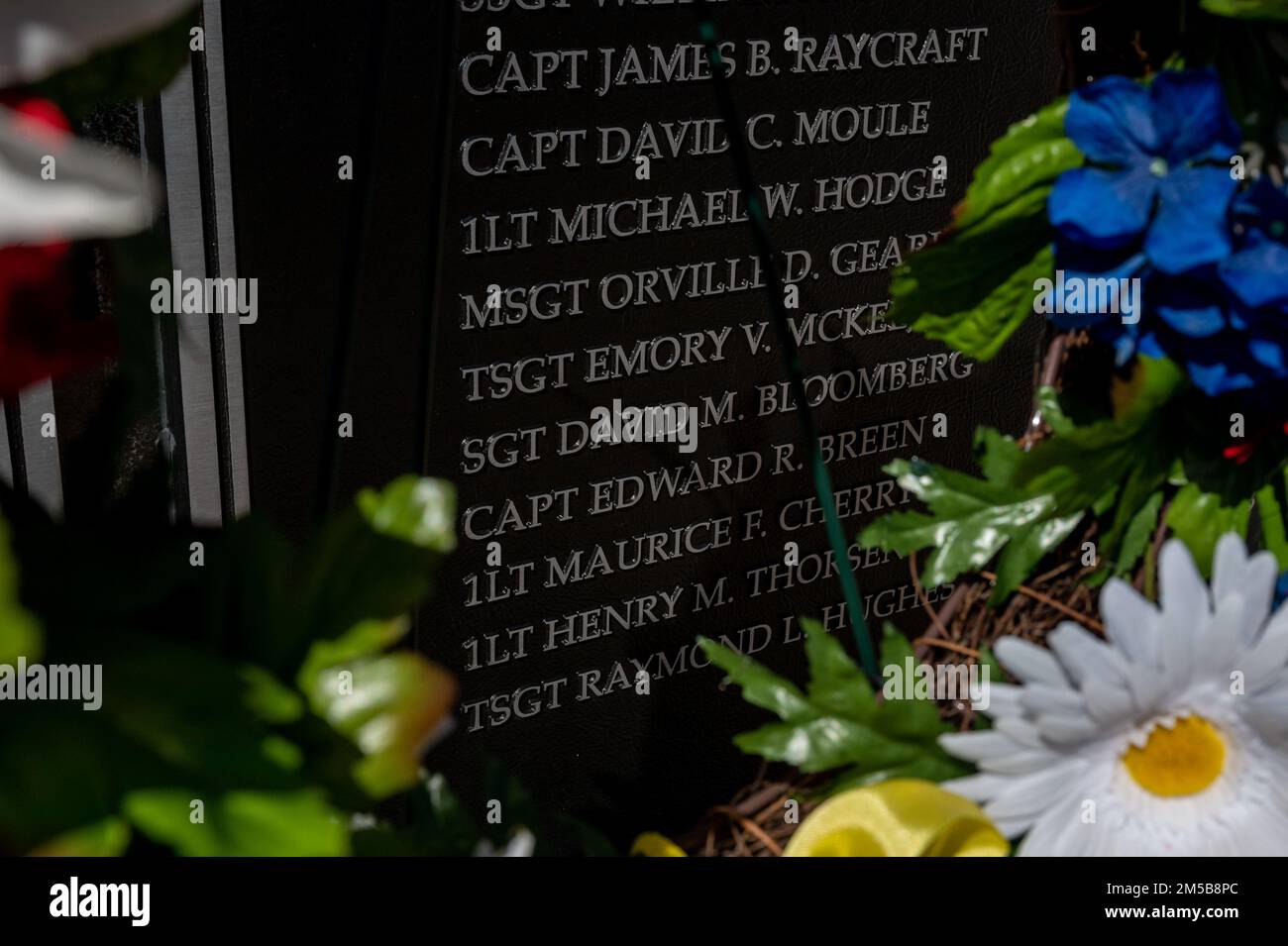 Une couronne se trouve sur un monument commémoratif à la base aérienne de Little Rock, Arkansas, le 18 février 2022. Les membres du service se sont réunis pour honorer la mémoire des cinq MEMBRES de l'équipage DU THULE 80 qui ont péri lors d'une collision lors d'une mission d'entraînement en vol le 18 février 1972. Banque D'Images