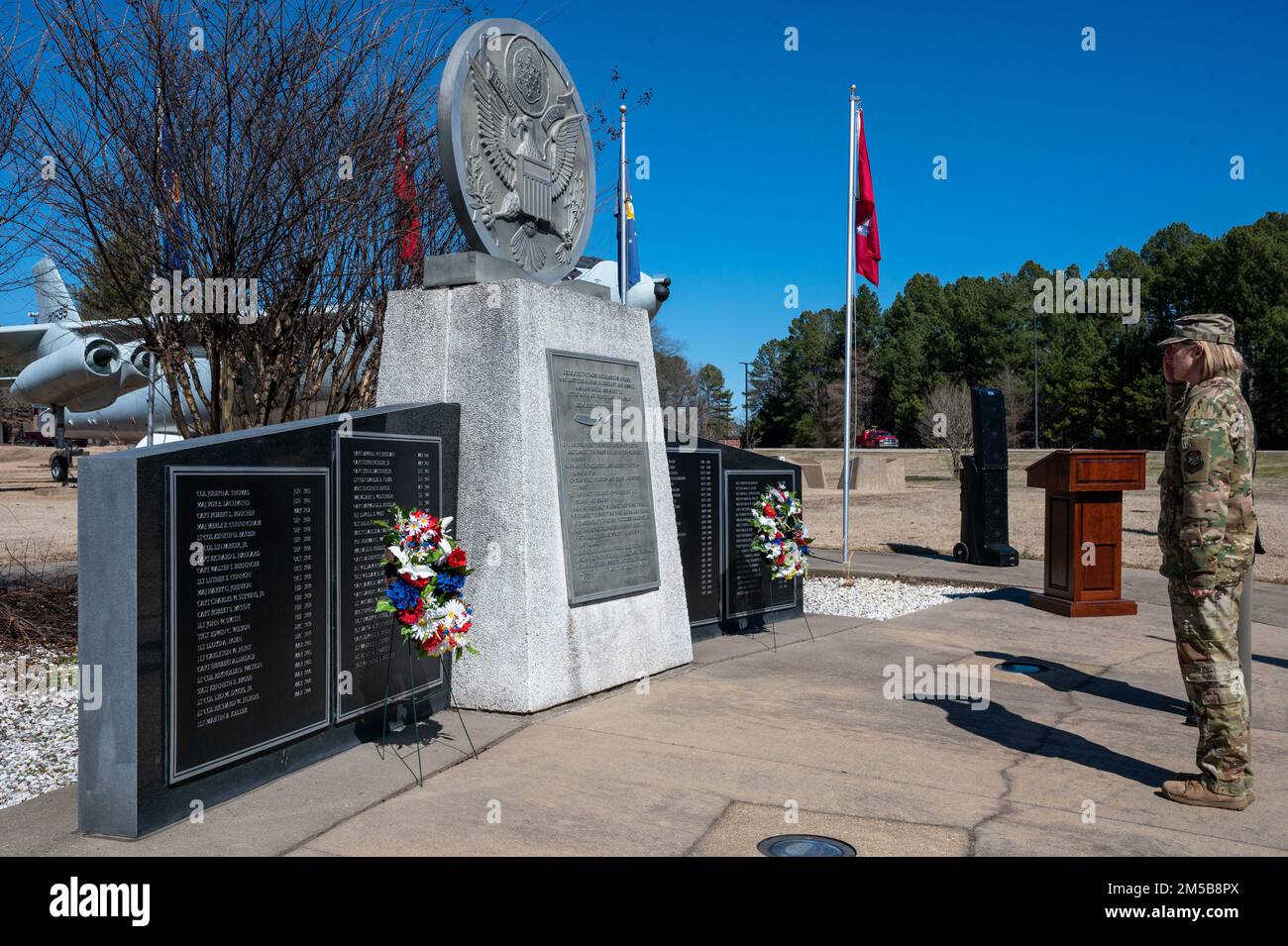 ÉTATS-UNIS Le colonel de la Force aérienne, Angela Ochoa, commandant de l'escadre du transport aérien 19th, salue lors d'une cérémonie de pose de couronne à la base aérienne de Little Rock, Arkansas, le 18 février 2022. Après la pose des couronnes, un membre de la Garde d'honneur de l'AFB de Little Rock a joué des Tarps pour honorer le défunt. Banque D'Images