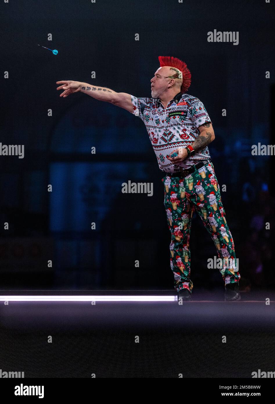 Peter Wright en action pendant le dixième jour du Championnat du monde des fléchettes de Cazoo à Alexandra Palace, Londres. Date de la photo: Mardi 27 décembre 2022. Banque D'Images
