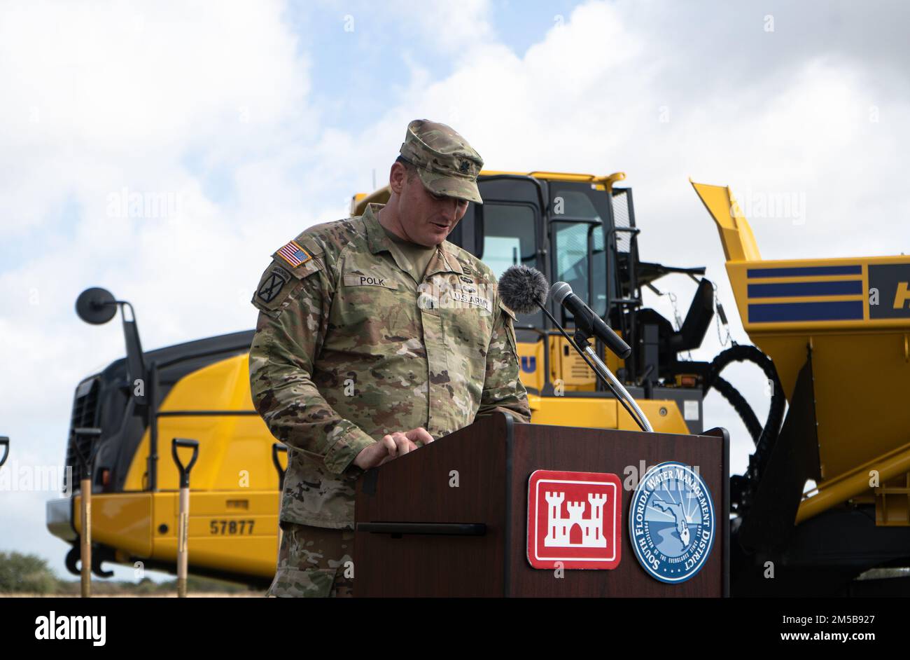 Vendredi, 18 février 2022, États-Unis Le corps des ingénieurs de l'armée, en collaboration avec nos partenaires de l'État et du gouvernement fédéral, a observé une étape importante avec l'inauguration du projet de l'aire de traitement des eaux pluviales du lagon de la rivière Indian et du sud C-23/24. Il s'agit de la première construction importante du projet de la lagune du fleuve Inde-Sud visant les bassins C-23 et C-24 de St. Lucie. ÉTATS-UNIS Armée corps of Engineers, Jacksonville District, commandant adjoint du sud de la Floride, et maître de cérémonie, le lieutenant-colonel Todd Polk, remarque « Je peux déjà voir la pelouse dans le lagon. Je vois le milieu humide sain. Je peux voir le Banque D'Images