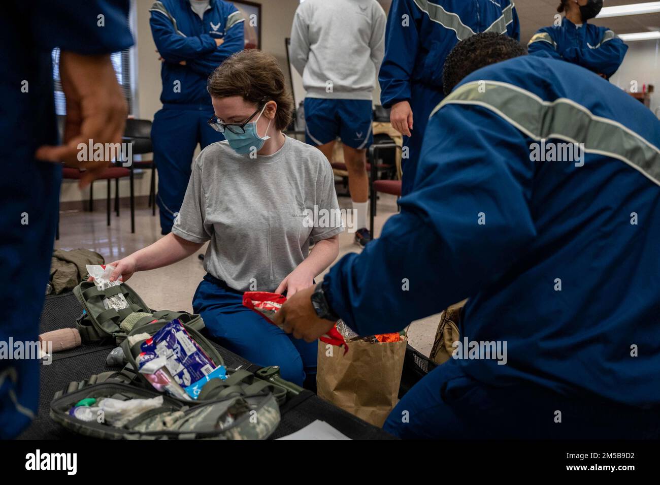 L'ancien Airman Gabrielle McDowell, 436th compagnon logistique du Groupe Med-ical, emboîte un sac medi-cal lors d'une classe de soins de vol tactique au combat à la base aérienne de Douvres, Delaware, le 18 février 2022. Organisé par l'OMD de 436th, il s'agit du deuxième cours de combat Gareautrain du CCQC pour les aviateurs médicaux qui ne sont pas des répondeurs de première ligne. Au cours du CCCC CLS, les aviateurs reçoivent des compétences de sauvetage testées au cours d'un exercice rigoureux de capstone. Banque D'Images