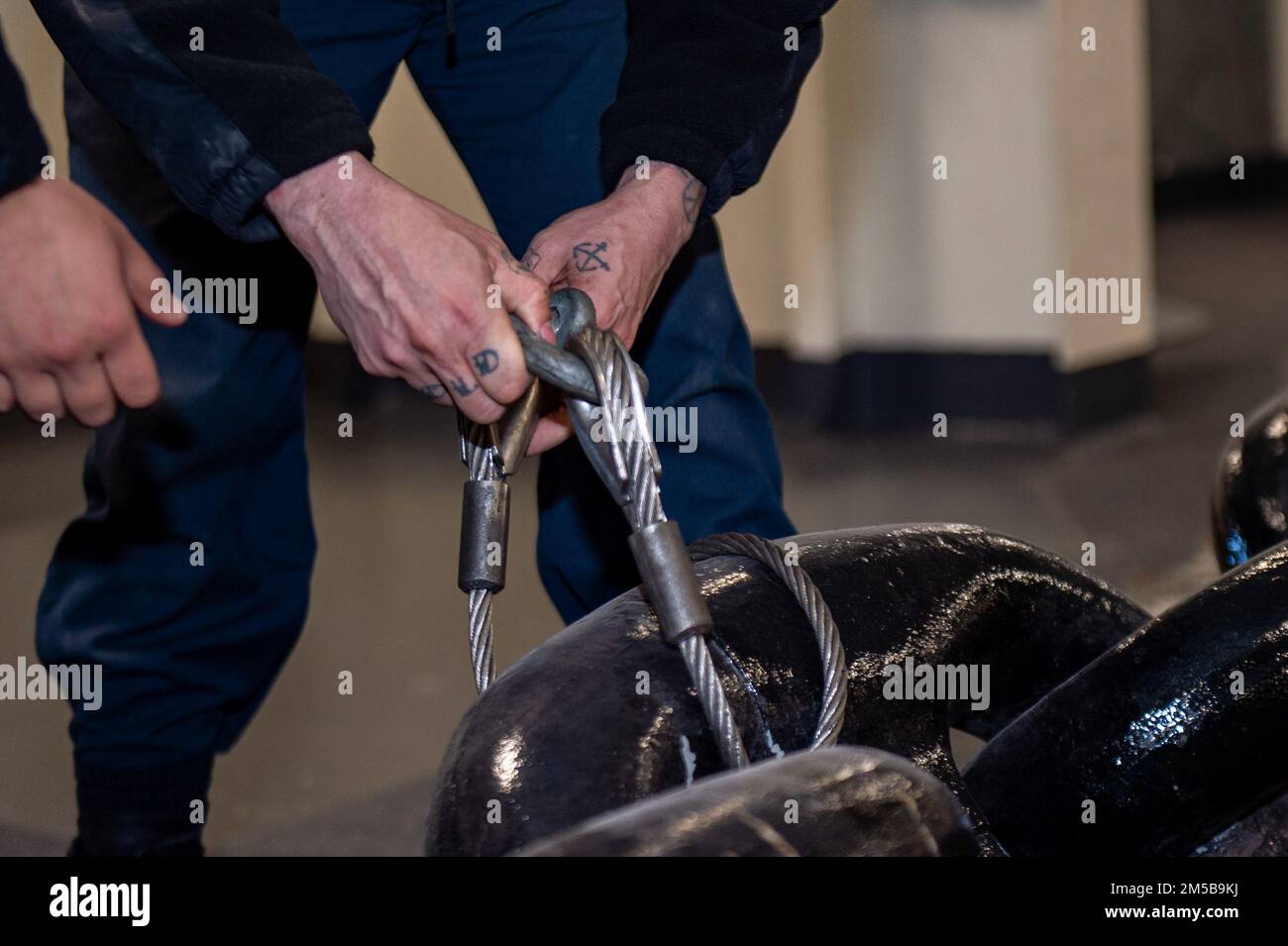 220218-N-SI601-1040 YOKOSUKA (Japon) (18 février 2022) le Mate 2nd de Boatswain classe Corey de la Cruz, d'Alamogordo (Nouveau-Mexique), fixe un câble à une chaîne d'ancrage dans la piste à bord des États-Unis Le seul porte-avions de la Marine, le USS Ronald Reagan (CVN 76). Ronald Reagan, le navire amiral du Carrier Strike Group 5, fournit une force prête à combattre qui protège et défend les États-Unis, et soutient les alliances, les partenariats et les intérêts maritimes collectifs dans la région Indo-Pacifique. Banque D'Images