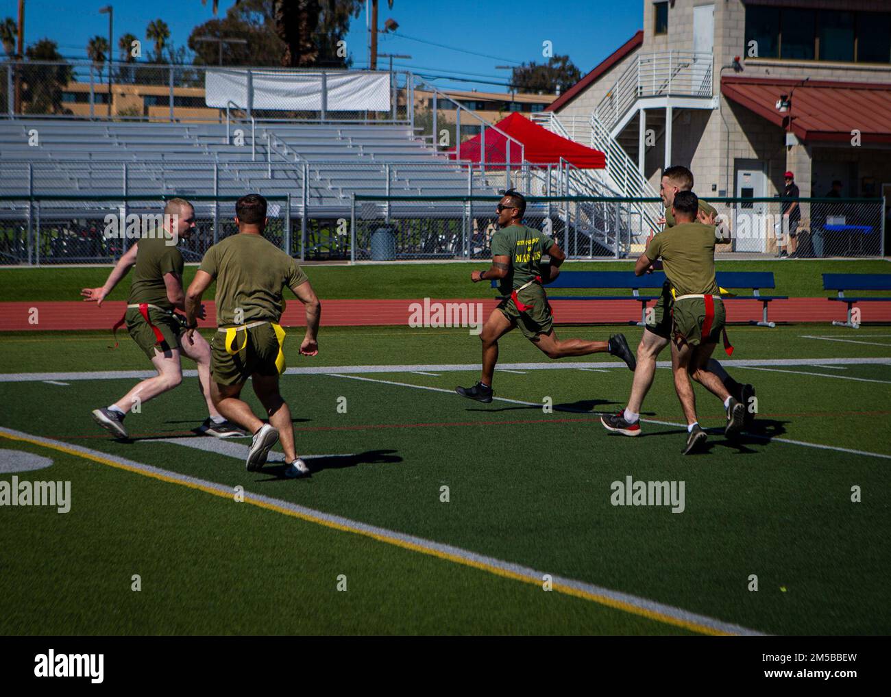 ÉTATS-UNIS Marines avec 1st Maintenance Battalion, 1st Marine Logistics Group, I Marine Expeditionary Force, participer à une partie de football drapeau lors d'une rencontre sur le terrain à Camp Pendleton, Californie, 18 février 2022. La rencontre sur le terrain a consisté en divers événements construits pour construire le travail d'équipe, la motivation, et la camaraderie entre l'entreprise. Banque D'Images ÉTATS-UNIS Marines avec 1st Maintenance Battalion, 1st Marine Logistics Group, I Marine Expeditionary Force, participer à une partie de football drapeau lors d'une rencontre sur le terrain à Camp Pendleton, Californie, 18 février 2022. La rencontre sur le terrain a consisté en divers événements construits pour construire le travail d'équipe, la motivation, et la camaraderie entre l'entreprise. Banque D'Images