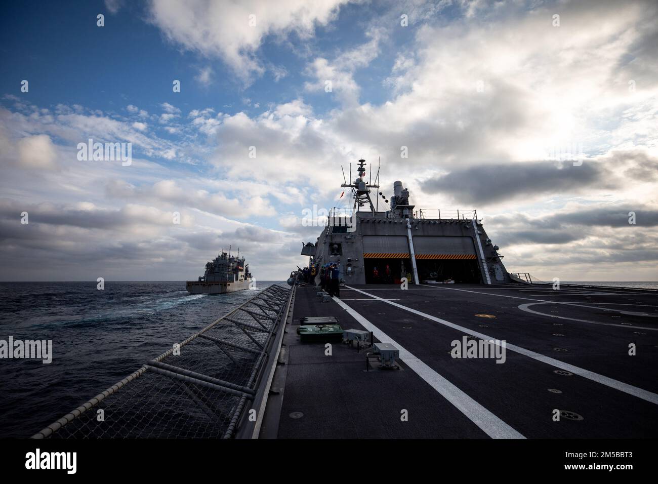 220219-N-LI768-1034 MER DE CHINE DU SUD (19 février 2022) – le navire de combat littoral variant selon l'indépendance USS Tulsa (LCS 16) approche du navire de cargaison sèche USNS Amelia Earhart (T-AKE 6) pour un réapprovisionnement en mer. Tulsa, qui fait partie du Destroyer Squadron (DESRON) 7, est sur un déploiement rotatif, opérant dans la zone d'exploitation de la flotte américaine 7th afin d'améliorer l'interopérabilité avec les partenaires et de servir de force de réaction prête à l'appui d'une région Indo-Pacifique libre et ouverte. Banque D'Images