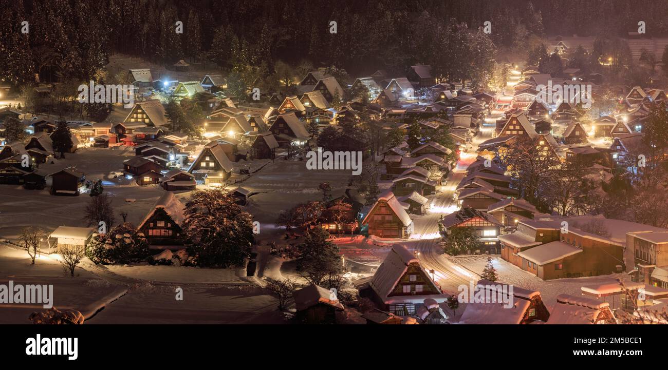 Vue panoramique sur les fermes enneigées de Shirakawa-Go la nuit Banque D'Images