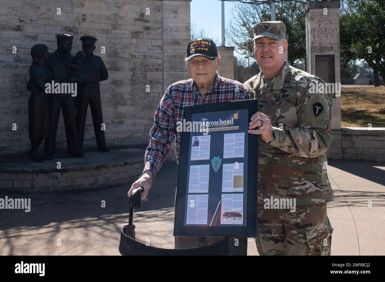 Dallas Texas -- le Texas National Guardsman de la 36th Brigade de soutien font leur part pour accorder le souhait de 101 ans vétéran de la Seconde Guerre mondiale, Jim Niederer, avec un tour dans un camion militaire, samedi 19 février 2022. M. Niederer est un soldat de la Seconde Guerre mondiale bien décoré de la division d'infanterie de 36th; survivant des invasions de plage, des bombardements allemands et des camps de concentration libérateurs. Il a fait des provisions sur les lignes de front en camions six par six et il souhaitait voyager une fois de plus dans un camion militaire. Banque D'Images