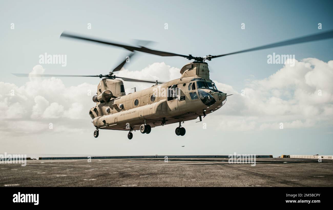 OCÉAN PACIFIQUE (18 FÉVRIER 2022) UN U.S. Le CH-47F Chinook de l'armée attaché au 3rd Bataillon, 25th Aviation Regiment, 25th combat Aviation Brigade, se prépare à atterrir sur le pont de vol du quai de transport amphibie USS Portland (LPD 27) tout en effectuant les qualifications d'atterrissage sur le pont, février 18. Des Marines et des marins de l'unité expéditionnaire maritime 11th et du Essex Amphiobie Ready Group sont en cours d'exécution des opérations de routine dans la flotte américaine 3rd. Banque D'Images