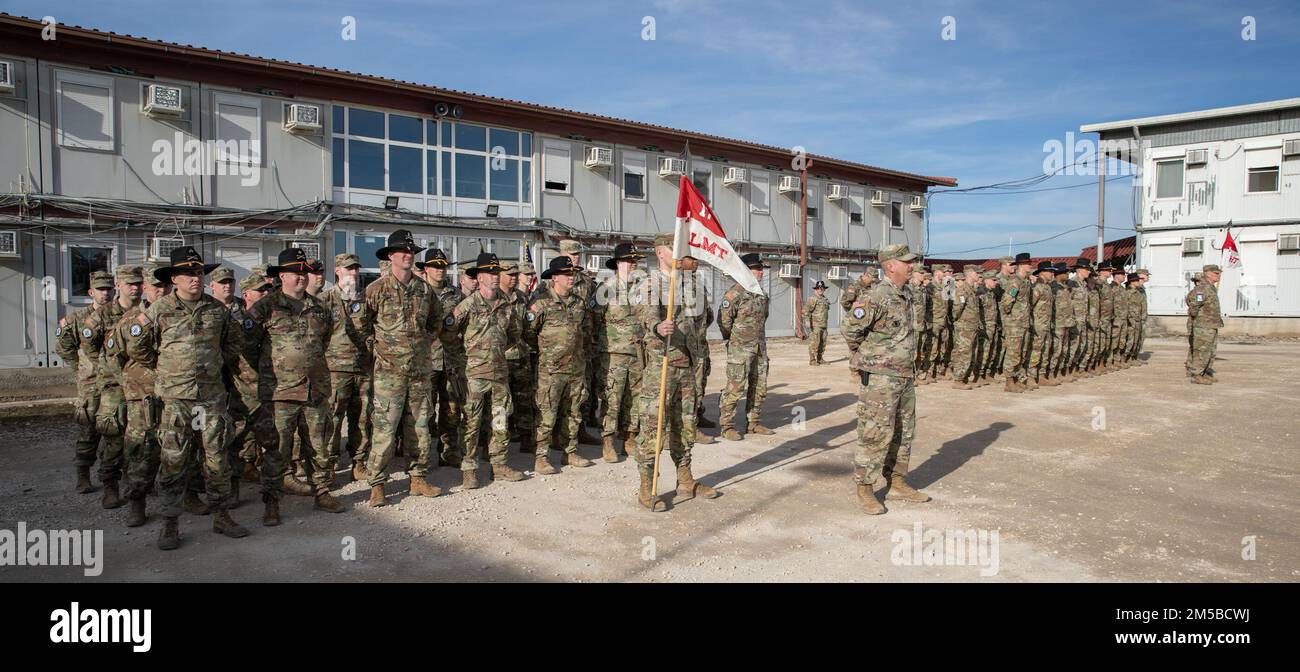 ÉTATS-UNIS Les soldats de l'armée des bataillons de manœuvres et d'effets, Commandement régional est de la Force 29 du Kosovo, participent à la cérémonie de fin de tournée, Camp Novo Selo, Kosovo, 19 février 2022. Cet événement marque la fin d'un déploiement d'un an à l'appui du maintien de la paix sous la direction de l'OTAN, comme le prévoit la résolution 1244 du Conseil de sécurité des Nations Unies. (É.-U. Photos de l'armée par le sergent d'état-major Barbara Pendl) Banque D'Images