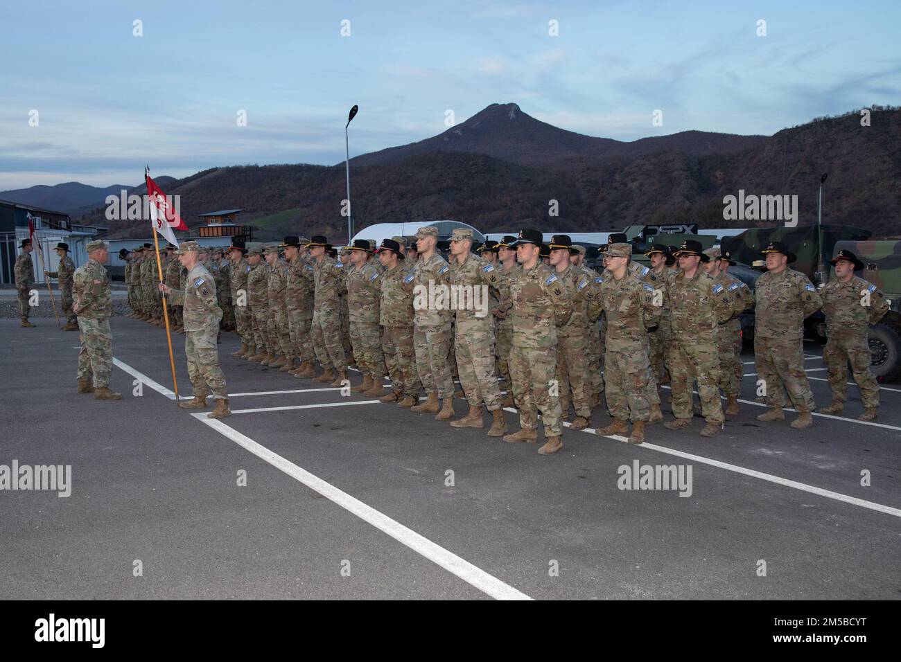 ÉTATS-UNIS Les soldats de l'armée de la Force 29 du Commandement régional est du Kosovo participent à la cérémonie de fin de tournée à Camp Nothing Hill, Kosovo, 19 février 2022. Cet événement marque la fin d'un déploiement d'un an à l'appui du maintien de la paix sous la direction de l'OTAN, comme le prévoit la résolution 1244 du Conseil de sécurité des Nations Unies. (É.-U. Photos de l'armée par le sergent d'état-major Barbara Pendl) Banque D'Images
