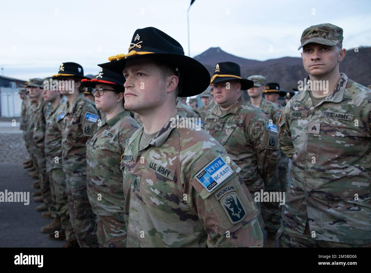 ÉTATS-UNIS Les soldats de l'armée de la Force 29 du Commandement régional est du Kosovo participent à la cérémonie de fin de tournée à Camp Nothing Hill, Kosovo, 19 février 2022. Cet événement marque la fin d'un déploiement d'un an à l'appui du maintien de la paix sous la direction de l'OTAN, comme le prévoit la résolution 1244 du Conseil de sécurité des Nations Unies. (É.-U. Photos de l'armée par le sergent d'état-major Barbara Pendl) Banque D'Images