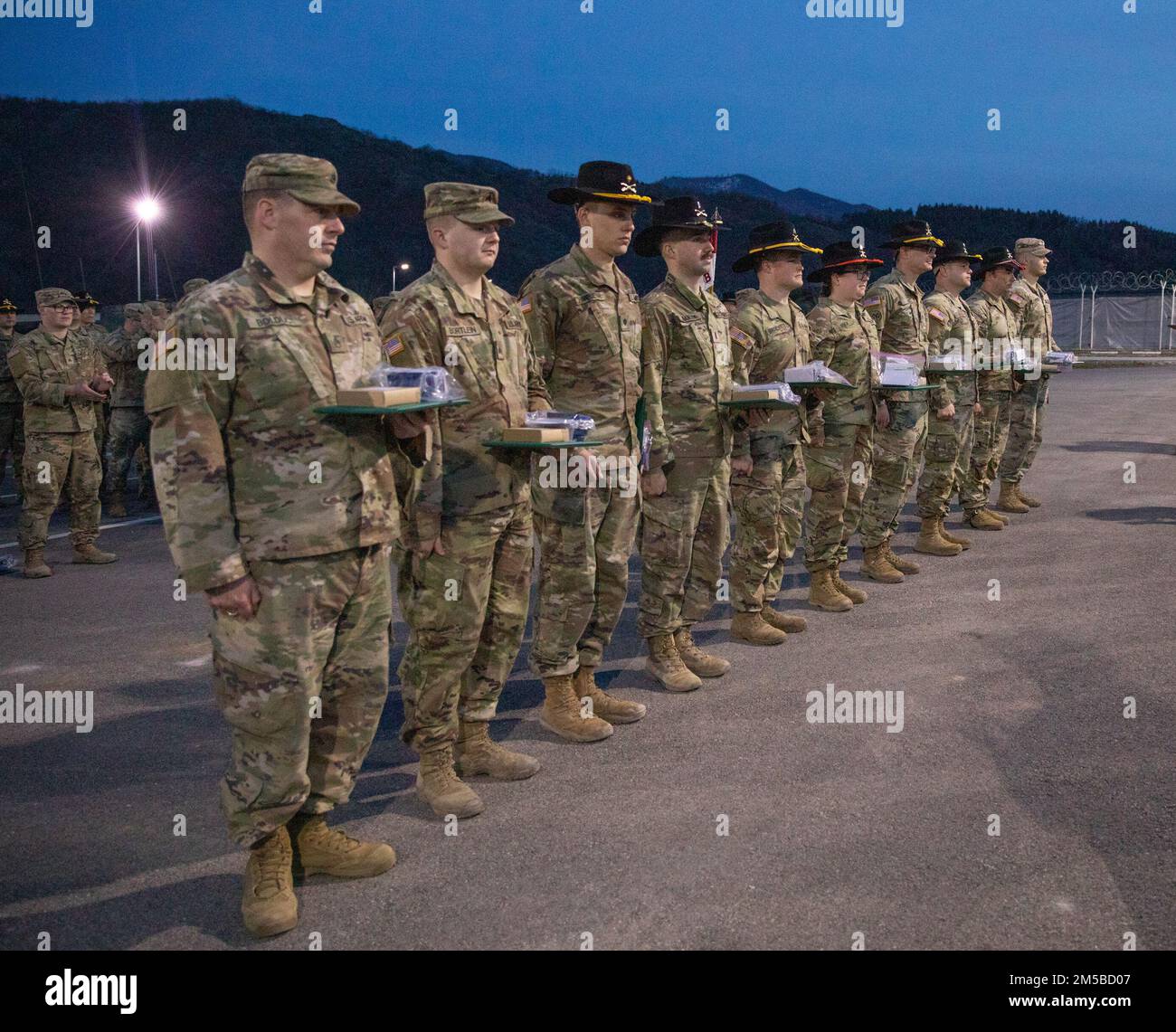 ÉTATS-UNIS Les soldats de l'armée de la Force 29 du Commandement régional est du Kosovo participent à la cérémonie de fin de tournée à Camp Nothing Hill, Kosovo, 19 février 2022. Cet événement marque la fin d'un déploiement d'un an à l'appui du maintien de la paix sous la direction de l'OTAN, comme le prévoit la résolution 1244 du Conseil de sécurité des Nations Unies. (É.-U. Photos de l'armée par le sergent d'état-major Barbara Pendl) Banque D'Images