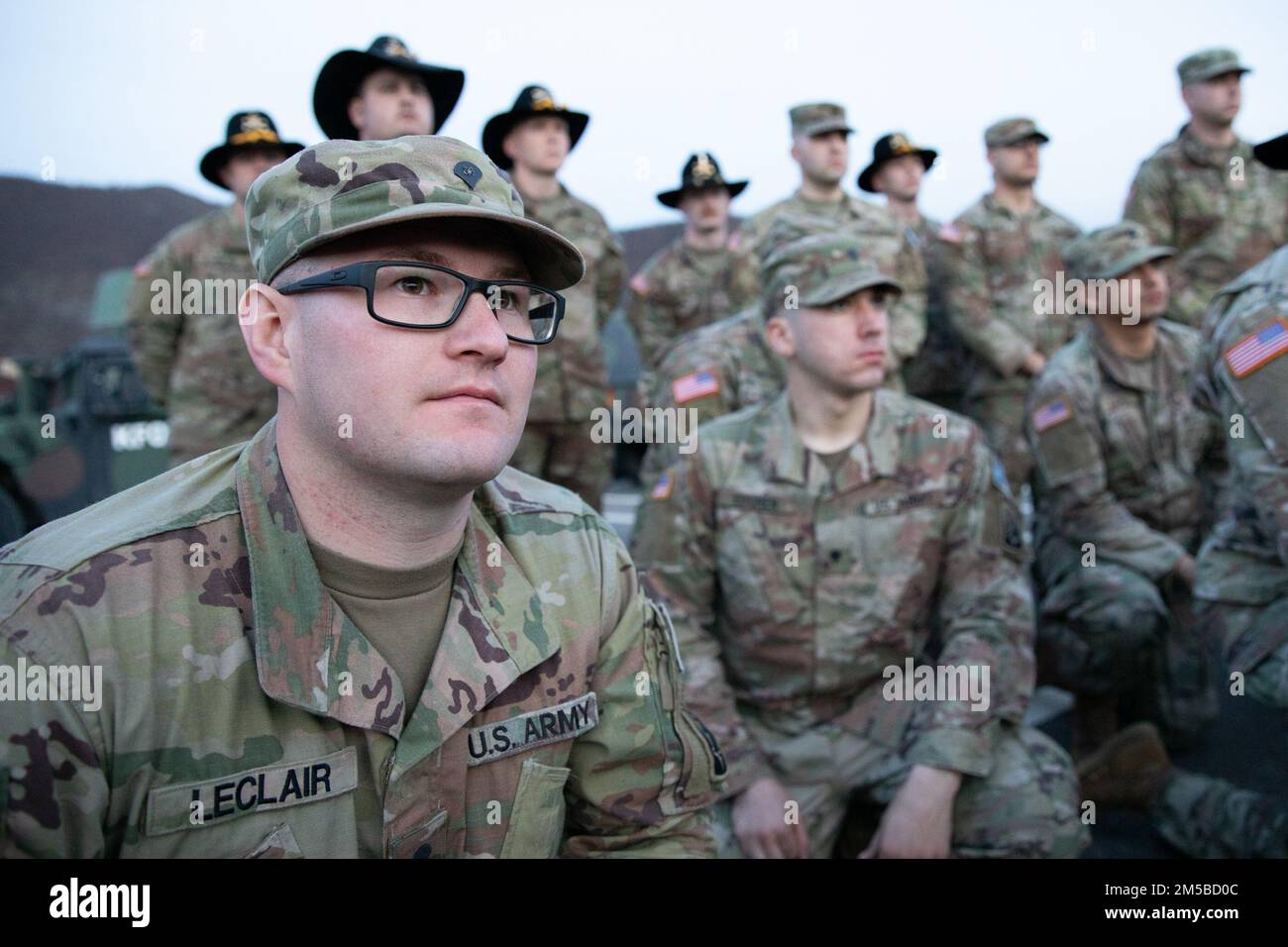 ÉTATS-UNIS Les soldats de l'armée de la Force 29 du Commandement régional est du Kosovo participent à la cérémonie de fin de tournée à Camp Nothing Hill, Kosovo, 19 février 2022. Cet événement marque la fin d'un déploiement d'un an à l'appui du maintien de la paix sous la direction de l'OTAN, comme le prévoit la résolution 1244 du Conseil de sécurité des Nations Unies. (É.-U. Photos de l'armée par le sergent d'état-major Barbara Pendl) Banque D'Images