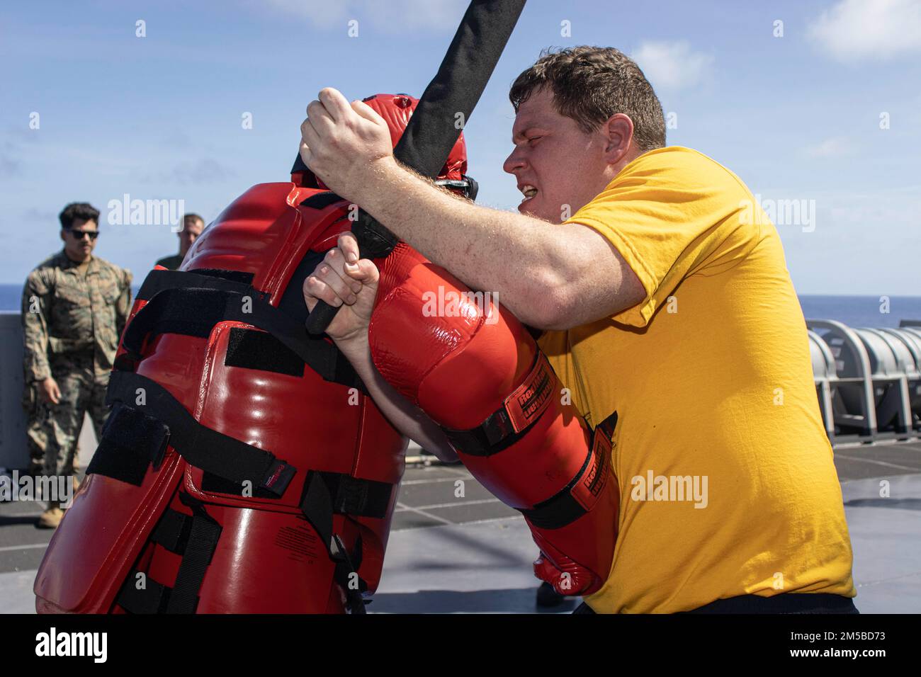 A ÉTATS-UNIS Navy Sailor affecté à l'USS Green Bay (LPD 20) exécute un Takedown pendant un entraînement non létal en mer de Chine du Sud, 19 février 2022. L'unité expéditionnaire maritime de 31st opère à bord des navires du America Expeditionary Strike Group dans la zone d'opérations de la flotte de 7th afin d'améliorer l'interopérabilité avec les alliés et les partenaires et de servir de force d'intervention prête pour défendre la paix et la stabilité dans la région Indo-Pacifique. Banque D'Images