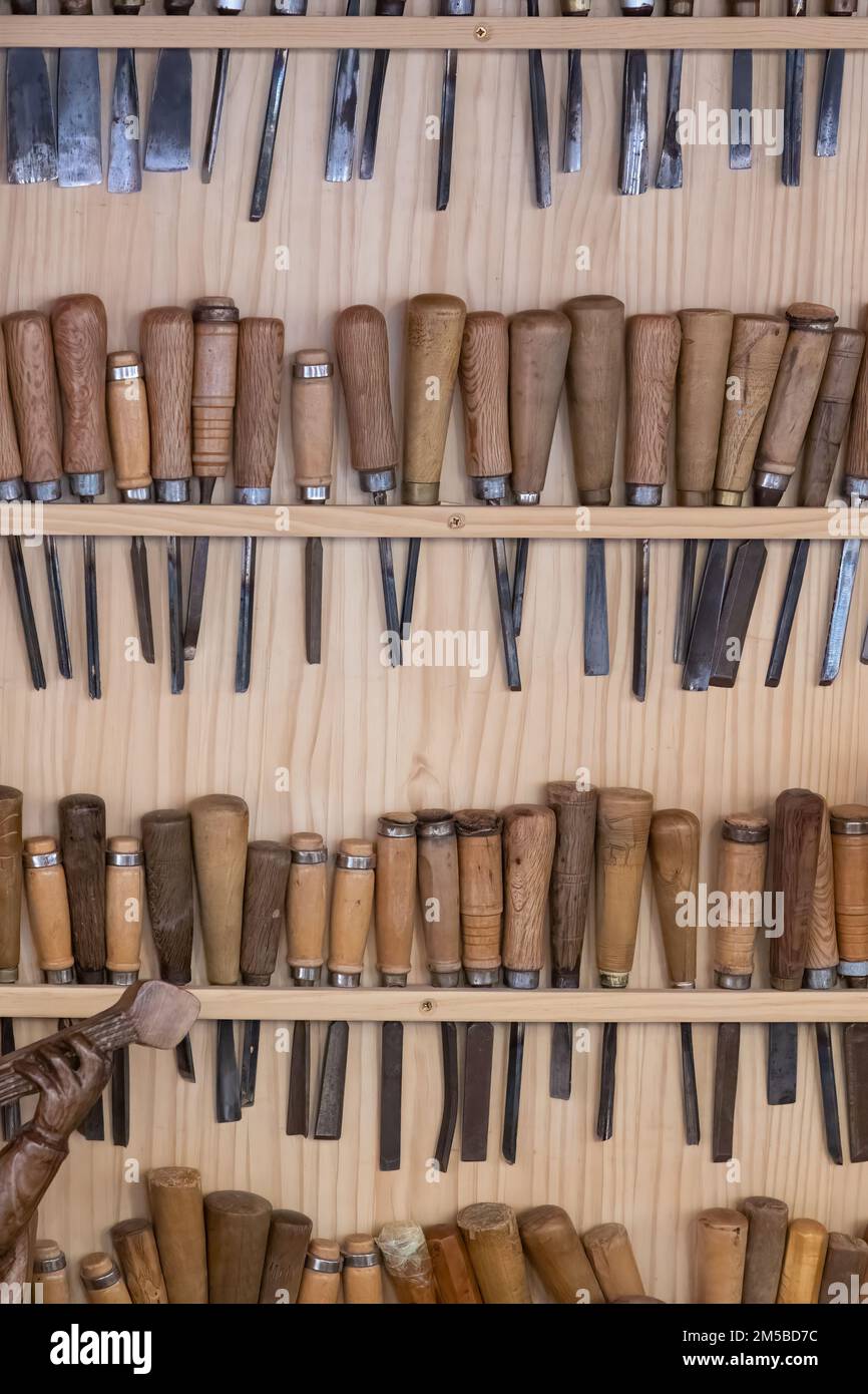 vue verticale d'un exibiteur avec plusieurs gouges utilisées par les charpentiers pour sculpter le bois. des outils pour faire des travaux artisanaux Banque D'Images