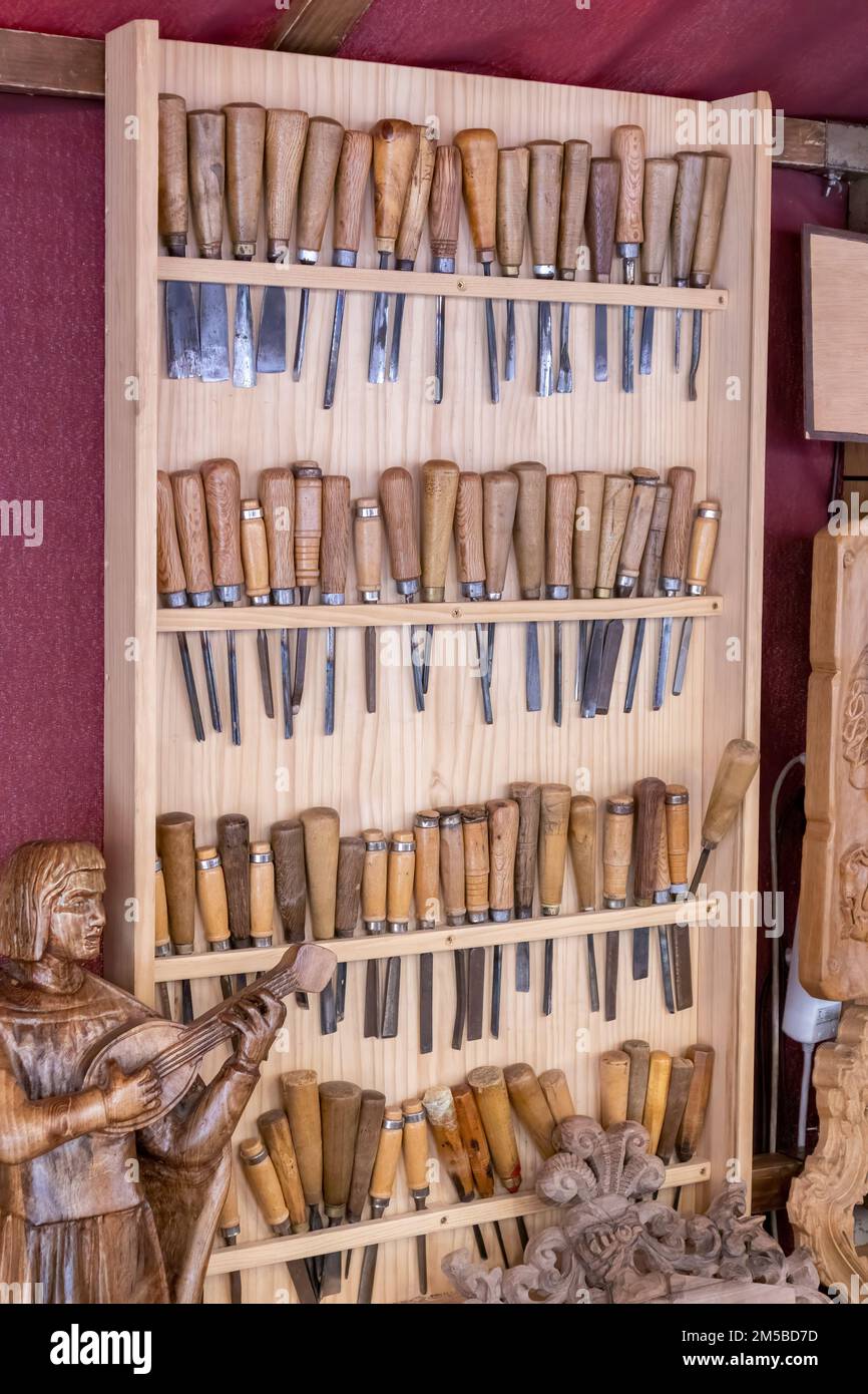 vue verticale d'un atelier de charpentier avec un exposant avec plusieurs gouges usesd à sculpter du bois. outils pour faire des travaux artisanaux en bois Banque D'Images