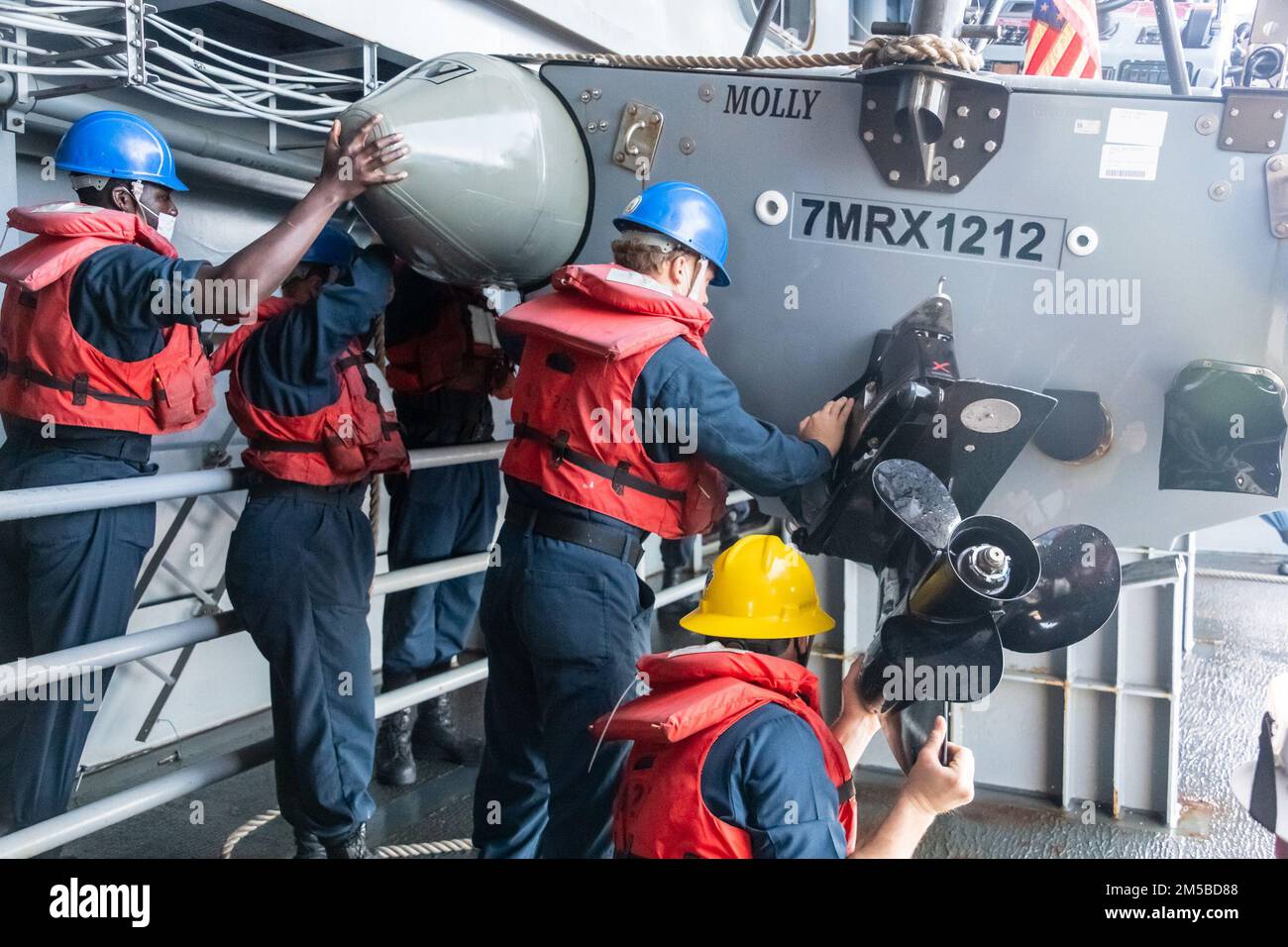 220218-N-VQ947-1170 OCÉAN PACIFIQUE (le 18 février 2022) — les marins récupèrent un bateau gonflable à coque rigide (RHIB) lors d'un exercice à bord d'un homme à bord d'un quai de transport amphibie USS de classe San Antonio Portland (LPD 27), le 18 février 2022. Les marins et les Marines du Essex Amphiobie Ready Group (ARG) et de l'unité expéditionnaire maritime 11th (MEU) mènent actuellement des opérations de routine dans la flotte américaine 3rd. Banque D'Images