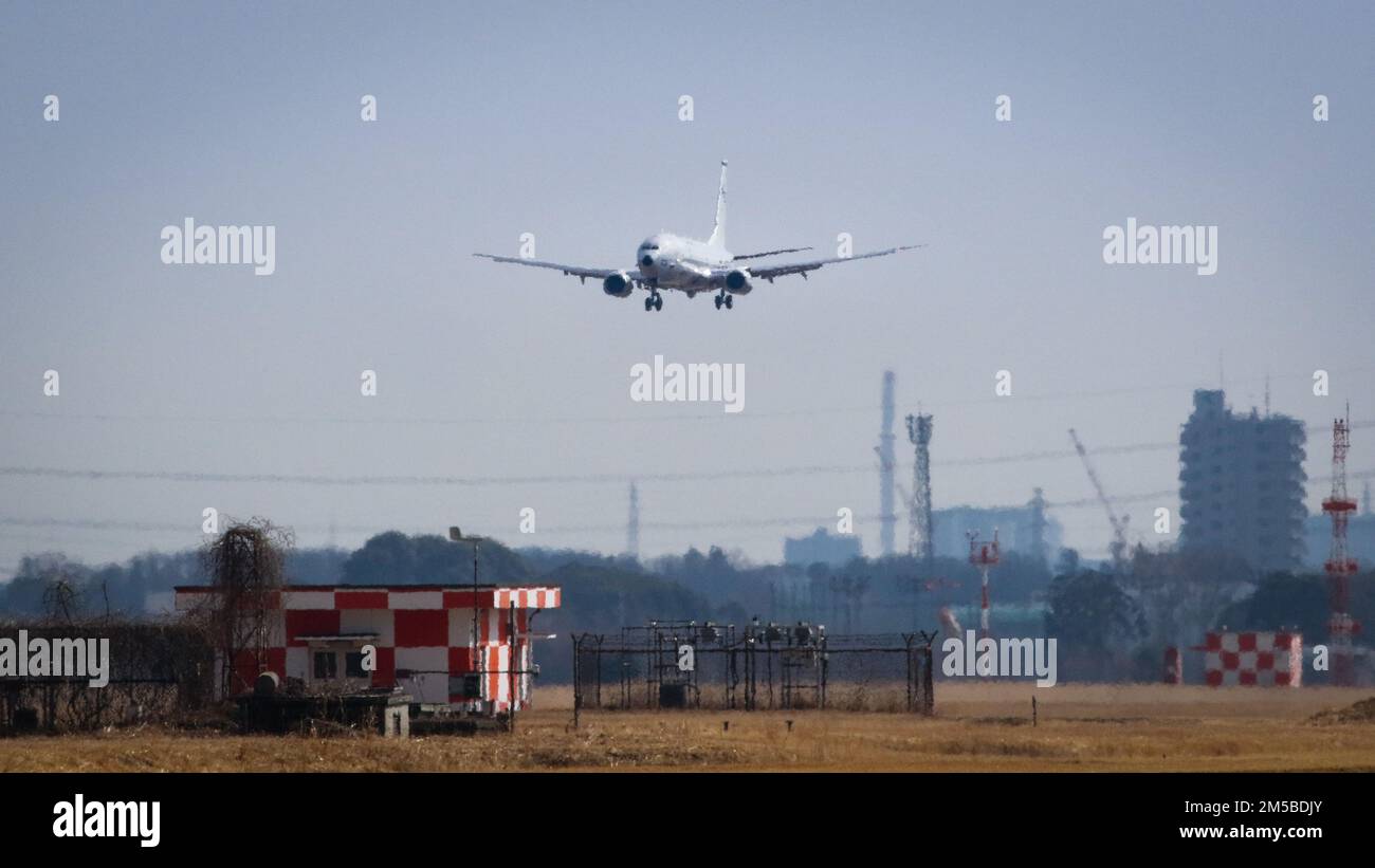 INSTALLATION AÉRIENNE NAVALE ATSUGI (Japon), le 20 février 2022 – Un P-8A Poséidon, affecté aux « Golden Swordmen » de l’Escadron de patrouille (VP) 47, se prépare à atterrir à l’installation aérienne navale (NAF) Atsugi (Japon), le 20 février 2022. Le VP-47 est actuellement déployé à la NAF Misawa, au Japon, dans le cadre d'opérations de patrouille maritime et de reconnaissance et de proximité de théâtre au sein de la zone d'opérations de la flotte américaine 7th (C7F) à l'appui du commandant de la Force opérationnelle 72, C7F et des États-Unis Objectifs du Commandement Indo-Pacifique dans toute la région. Banque D'Images