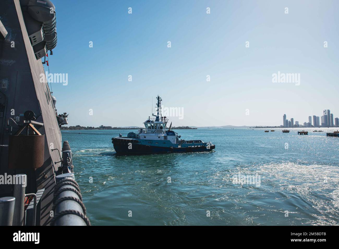 220220-N-GF955-1068 CARTAGENA (Colombie) - (20 février 2022) -- Un remorqueur tire le navire de combat littoral de la variante Freedom USS Billings (LCS 15) alors que le navire quitte Cartagena (Colombie), le 20 février 2022. Billings est déployé dans la zone d’opérations de la flotte américaine 4th afin d’appuyer la mission de la Force opérationnelle interagences conjointe Sud, qui comprend des missions de lutte contre le trafic de drogues illicites dans les Caraïbes et le Pacifique oriental. Banque D'Images