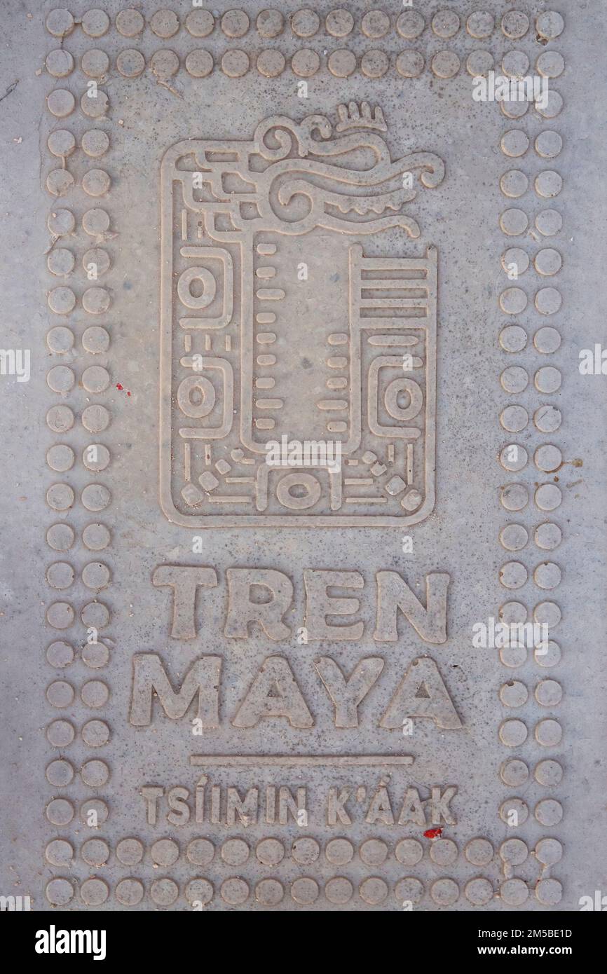 Logo du projet Maya train vu à Tixpehual, État du Yucatan, Mexique sur 19 décembre 2022. La troisième section du projet comprendra un itinéraire d'environ 172 km allant de Calkiní (Campeche) à Izamal (Yucatan). Le projet Maya train est l’un des projets de développement phares du président mexicain Andrés Manuel López Obrador. Son parcours de 1 525 km traversera cinq États (États de Tabasco, Chiapas, Campeche, Yucatán et Quintana Roo), reliant des temples mayas comme Palenque, Chichen Itzá et Calakmul, la ville coloniale de Mérida, les stations balnéaires de Cancún, Playa del Carmen et Tulum an Banque D'Images
